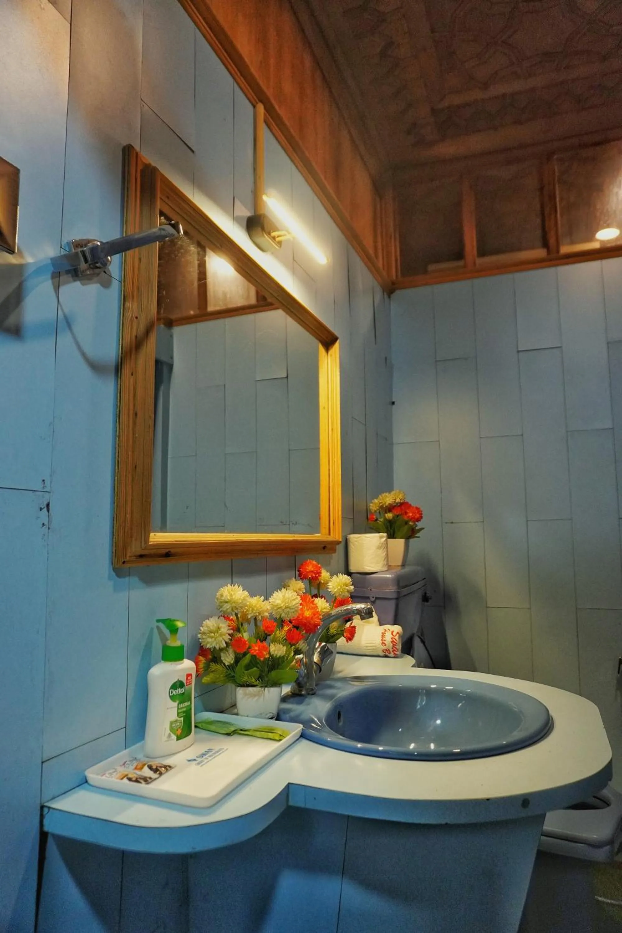 Bathroom in Swan Group of Houseboats, Golden Dal Lake