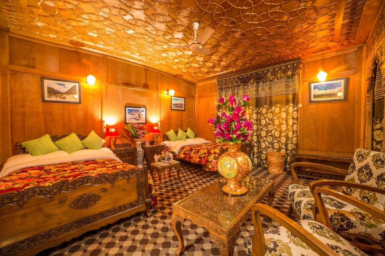 Bedroom, Bed in Swan Group of Houseboats, Golden Dal Lake