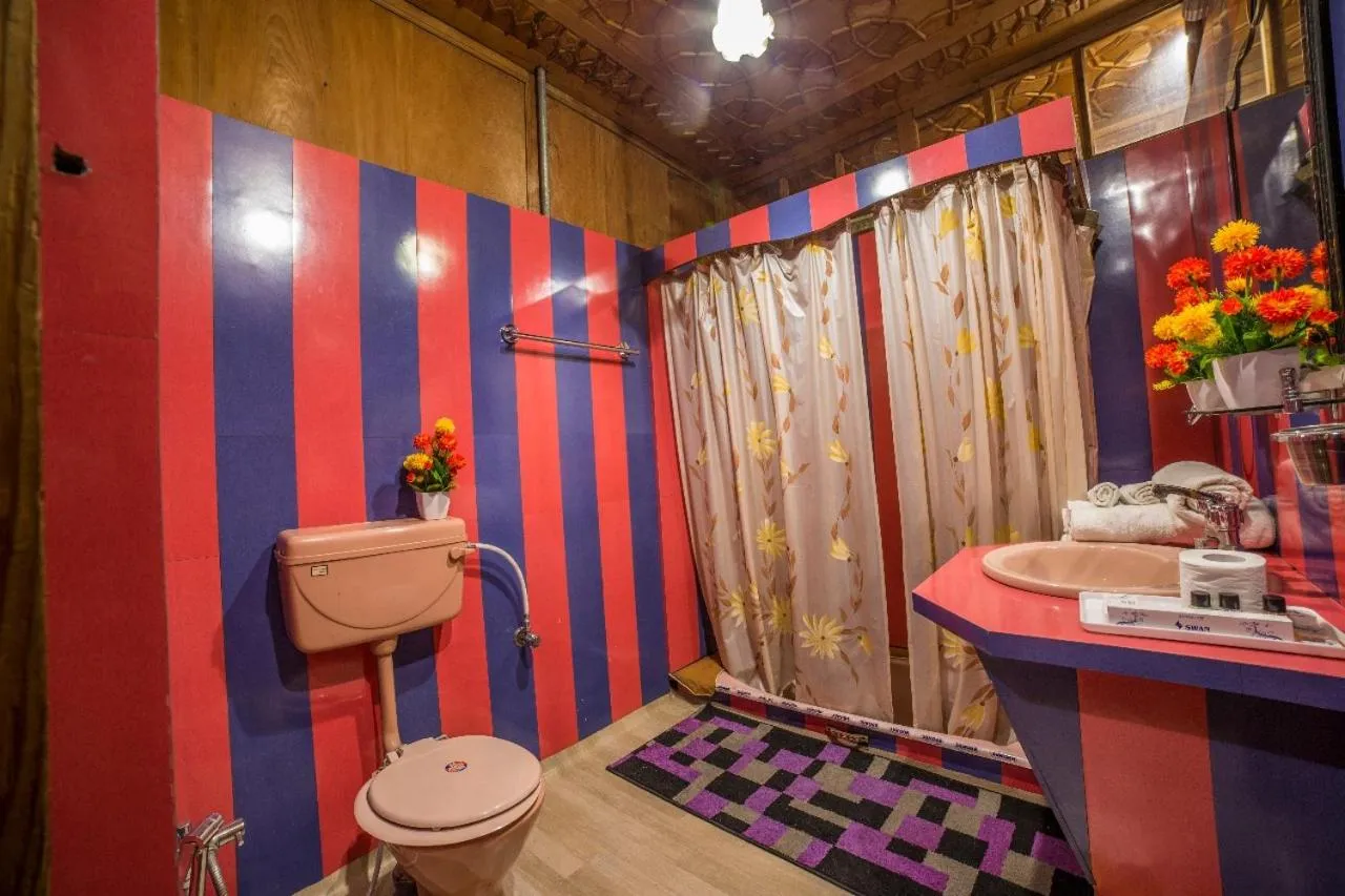 Bathroom in Swan Group of Houseboats, Golden Dal Lake