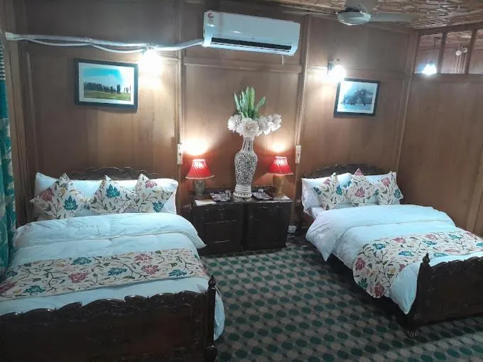 Bed in Swan Group of Houseboats, Golden Dal Lake