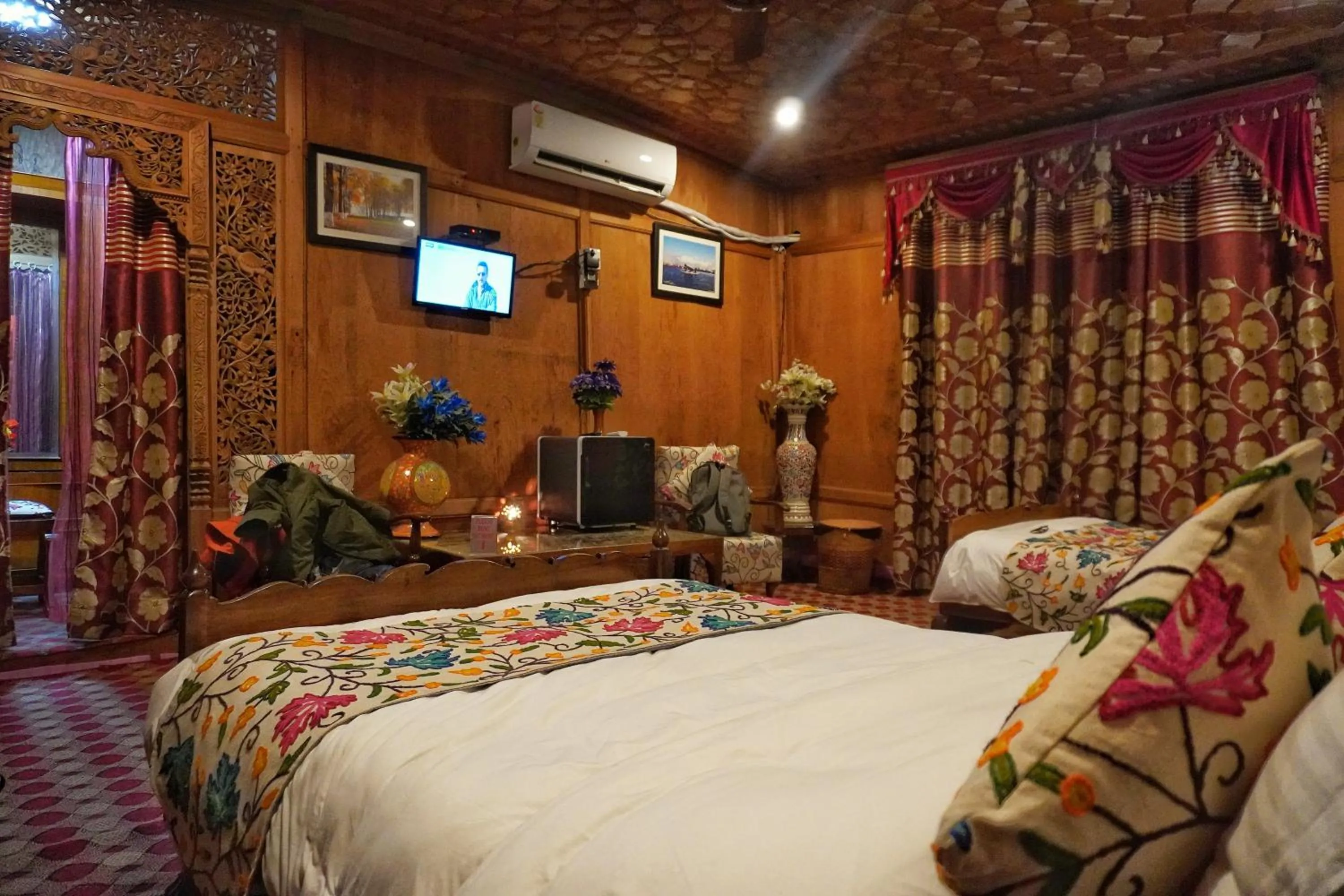 Bedroom, Bed in Swan Group of Houseboats, Golden Dal Lake