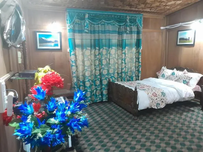 Bed in Swan Group of Houseboats, Golden Dal Lake