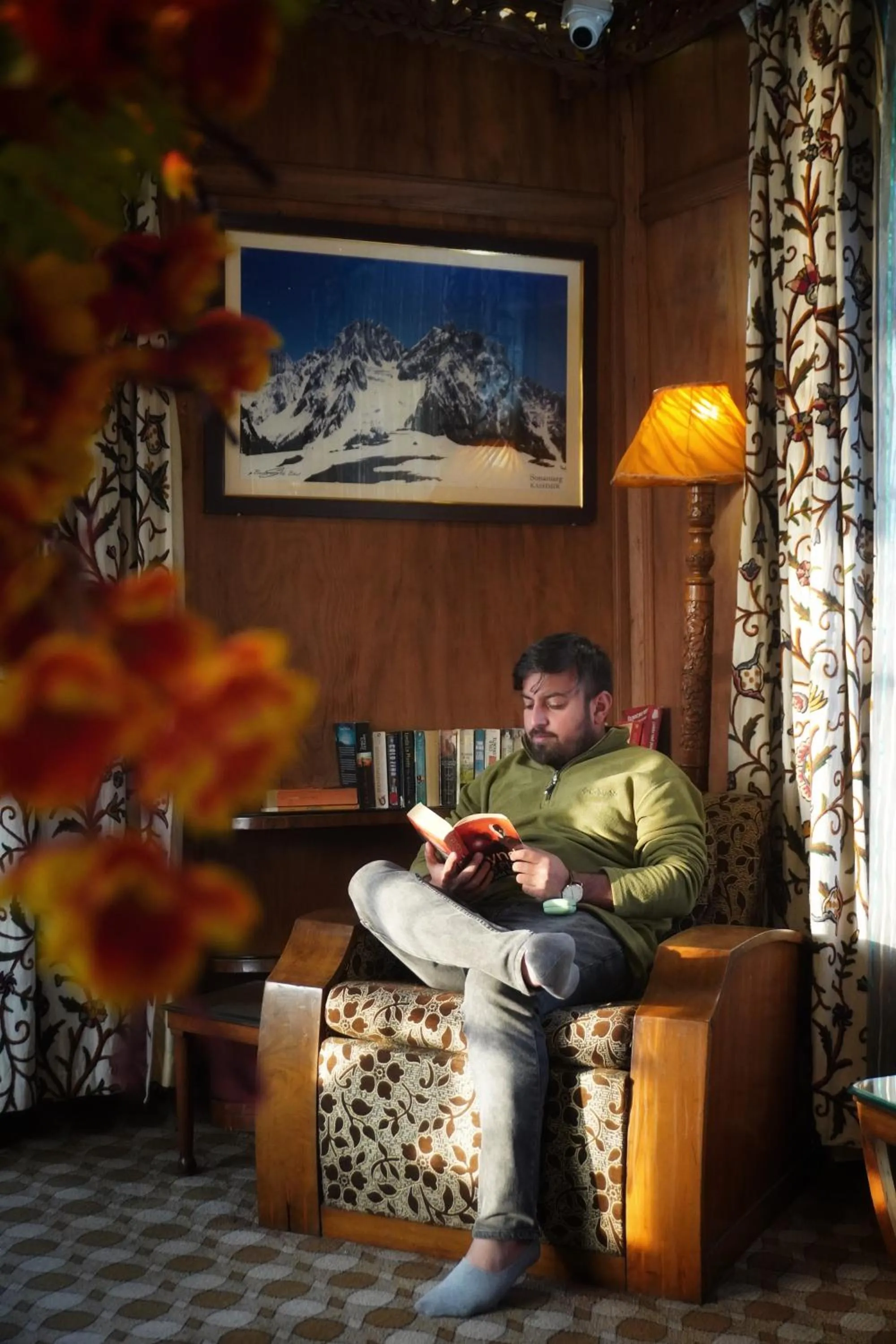 Living room in Swan Group of Houseboats, Golden Dal Lake