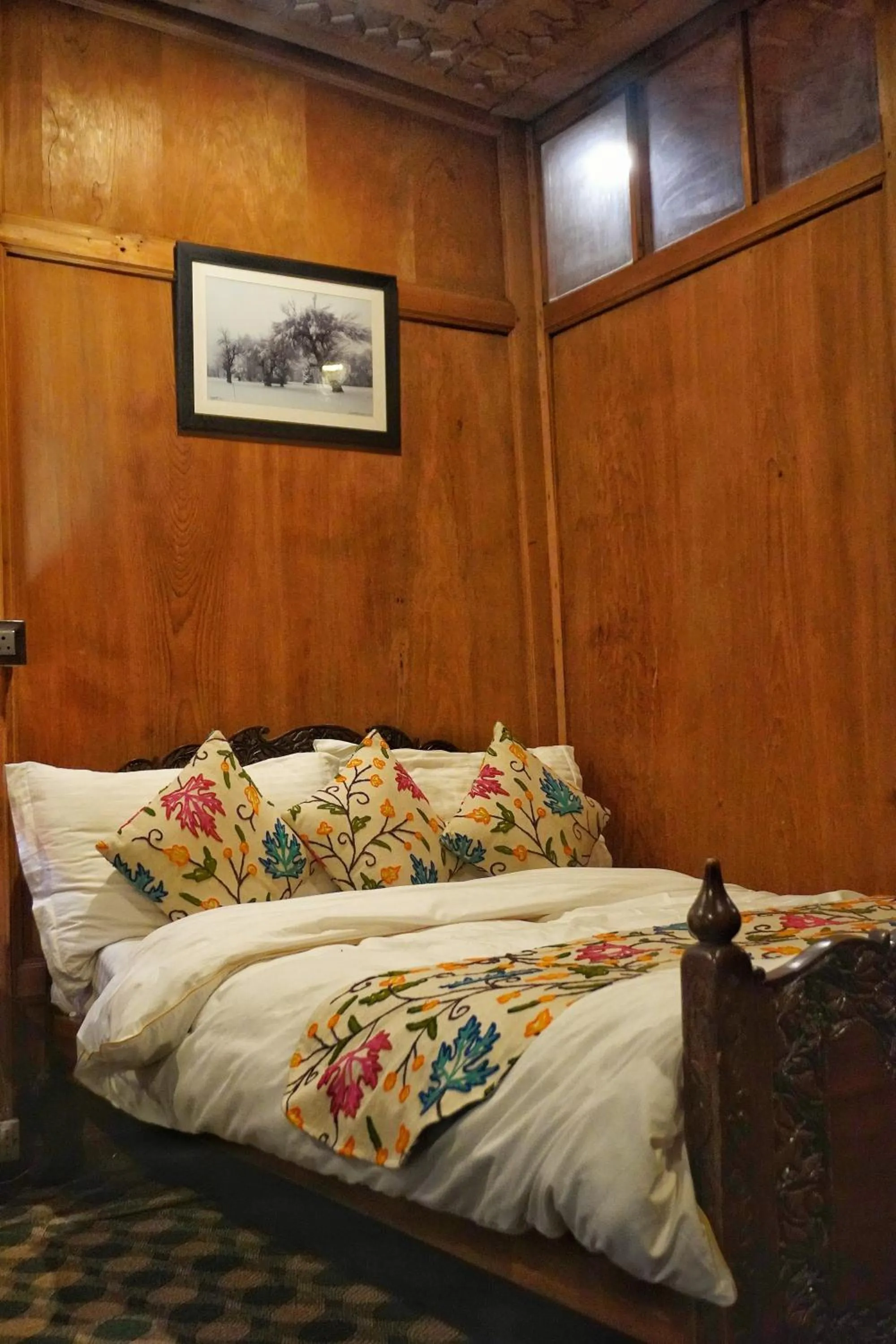 Bed in Swan Group of Houseboats, Golden Dal Lake
