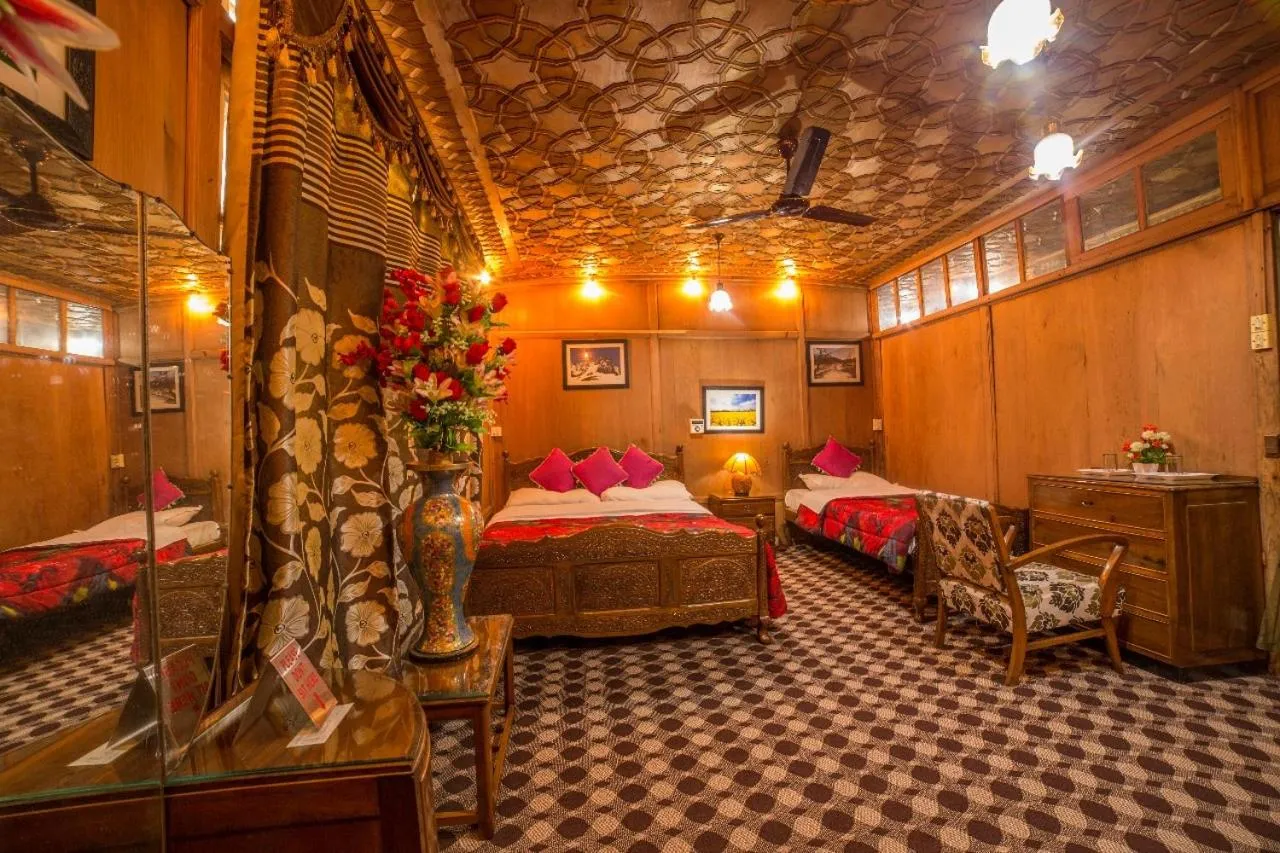 Bedroom, Bed in Swan Group of Houseboats, Golden Dal Lake