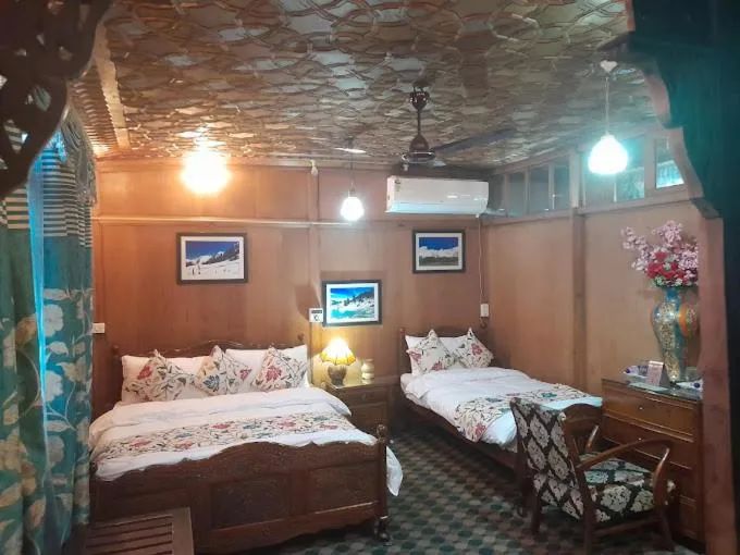 Bed in Swan Group of Houseboats, Golden Dal Lake