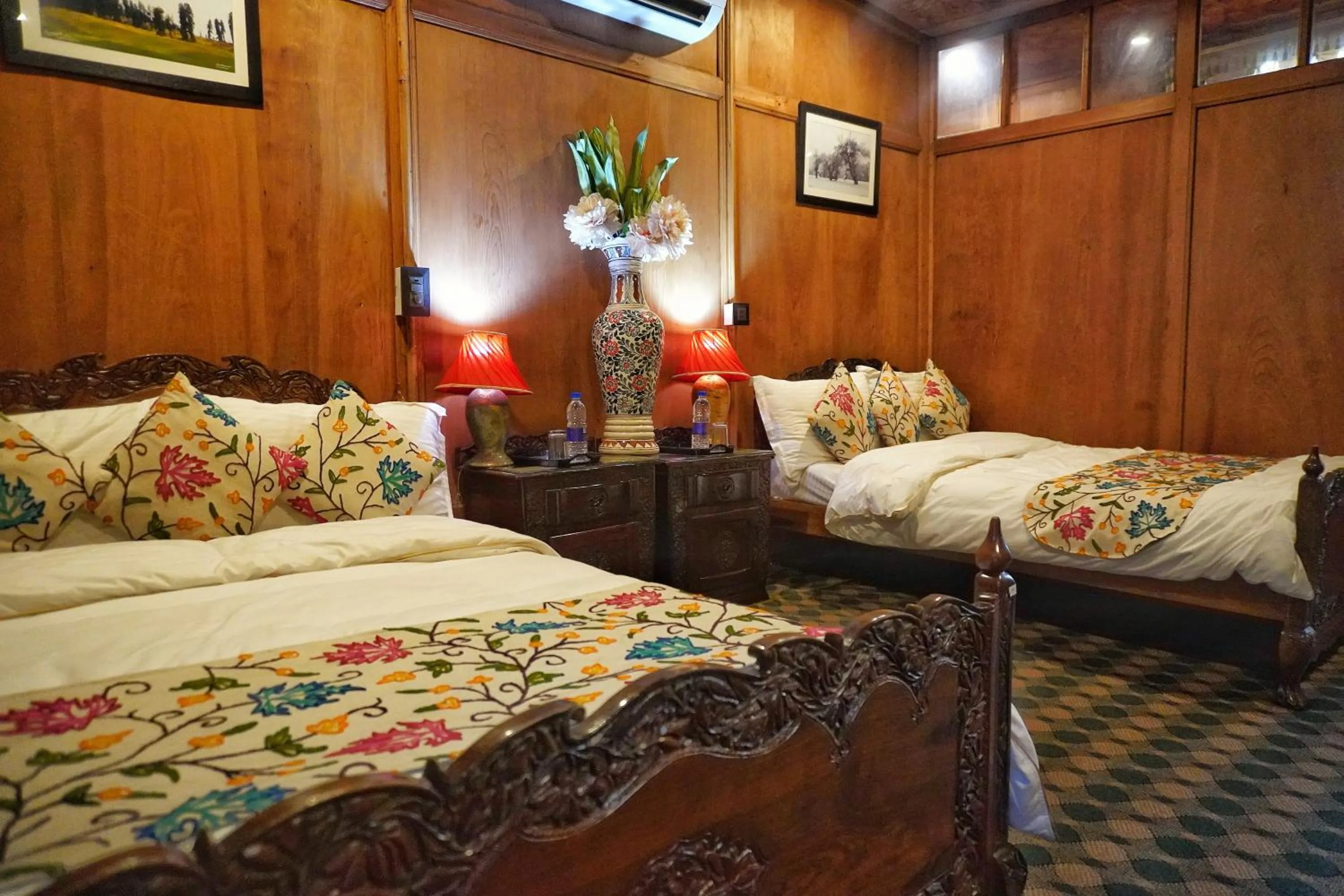 Bedroom, Bed in Swan Group of Houseboats, Golden Dal Lake