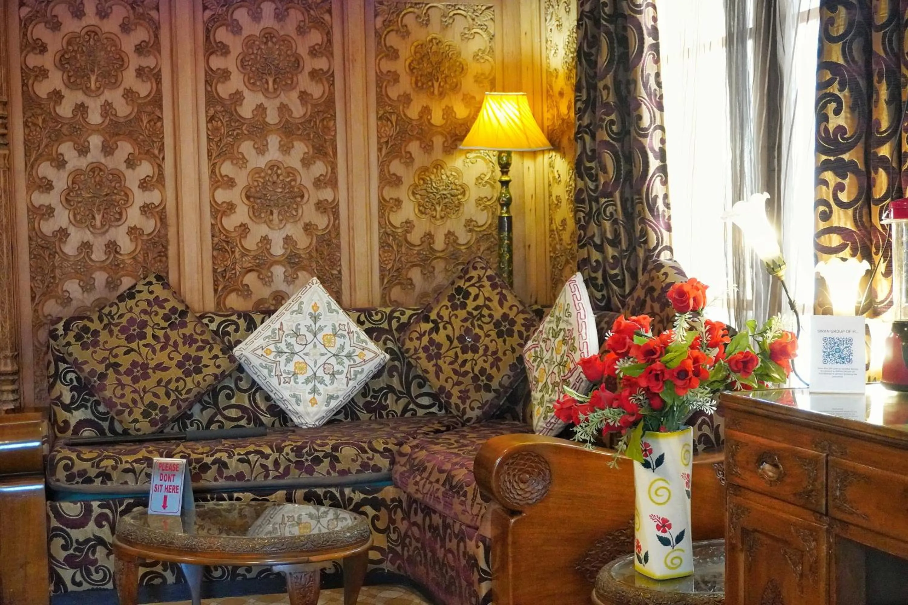 Living room in Swan Group of Houseboats, Golden Dal Lake