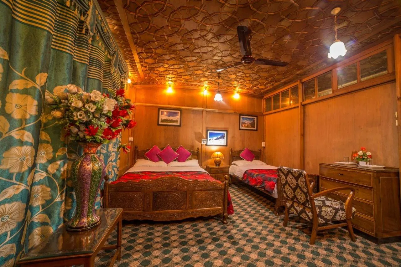 Bed in Swan Group of Houseboats, Golden Dal Lake