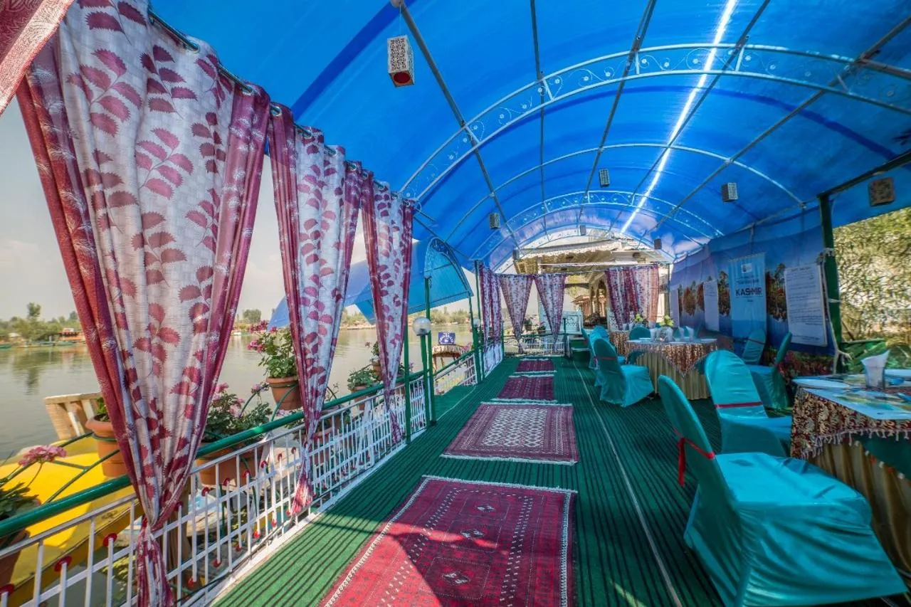 Restaurant/places to eat in Swan Group of Houseboats, Golden Dal Lake