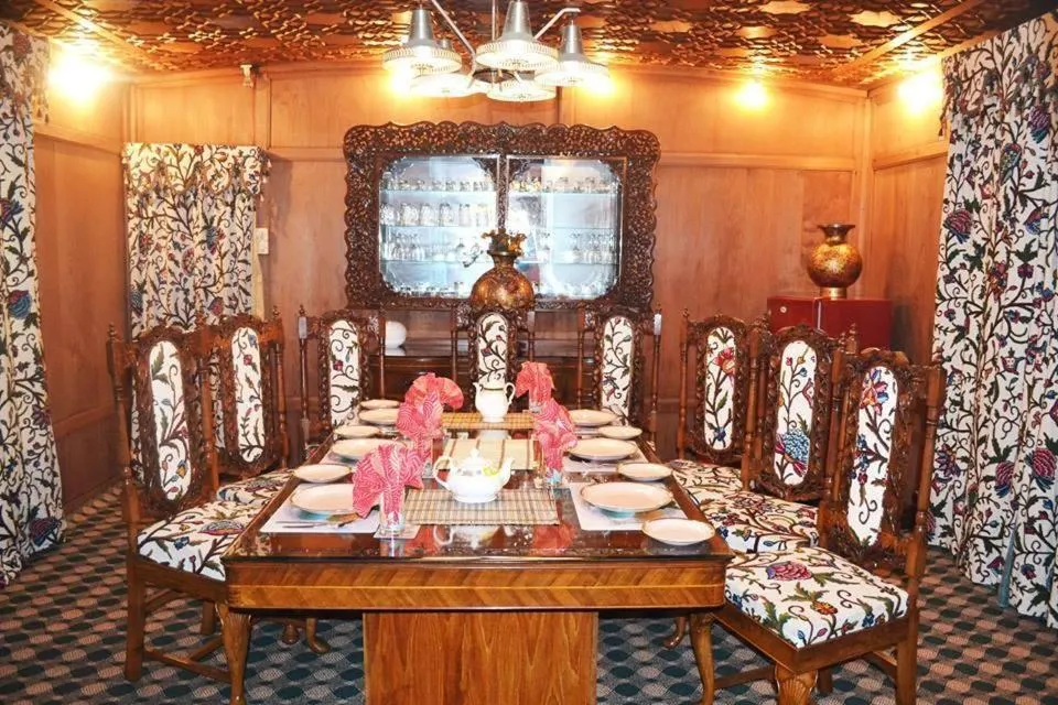 Restaurant/places to eat in Swan Group of Houseboats, Golden Dal Lake