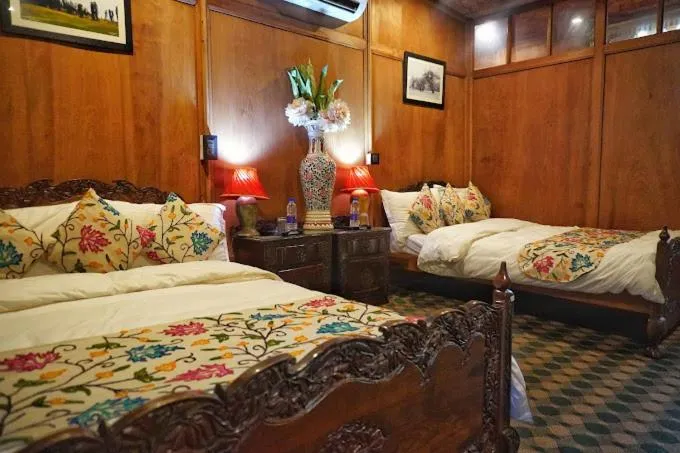 Bed in Swan Group of Houseboats, Golden Dal Lake