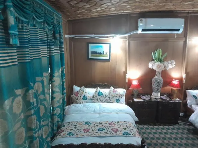 Bedroom, Bed in Swan Group of Houseboats, Golden Dal Lake