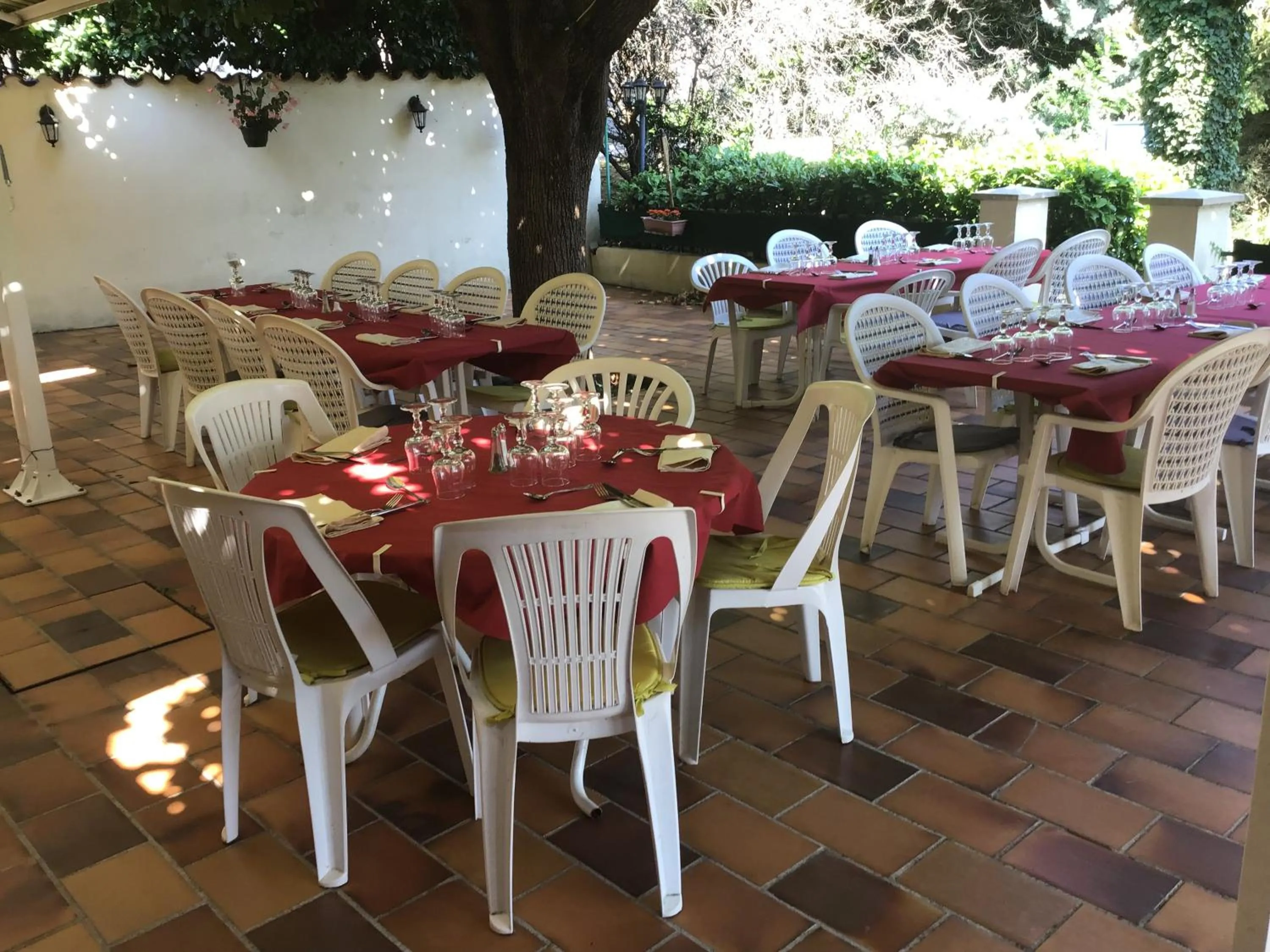 Garden in Logis Hotel Des Voyageurs Restaurant La Bonne Tabl'Hay