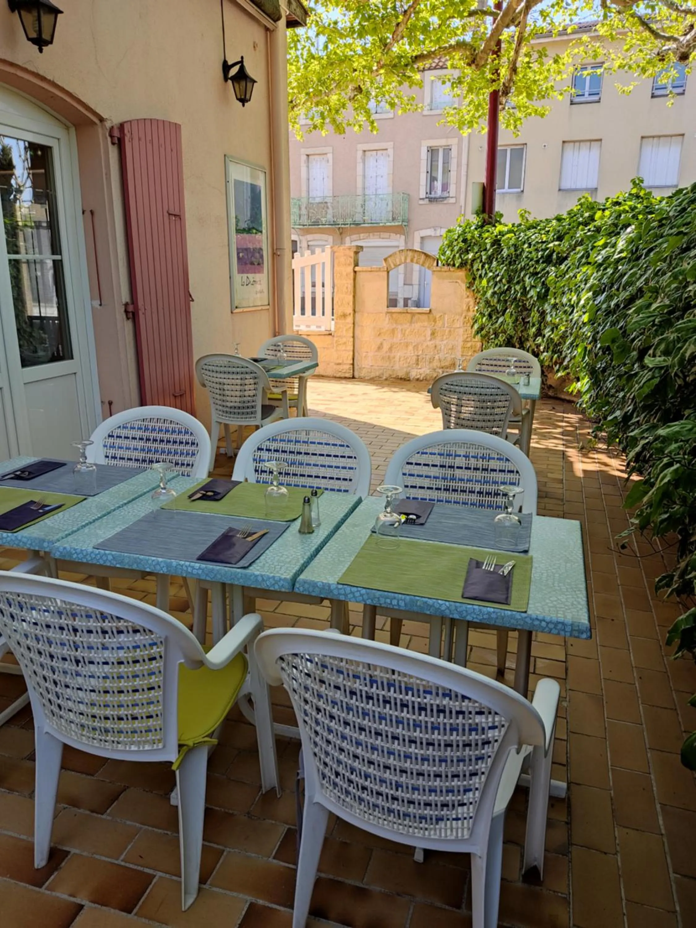 Patio in Logis Hotel Des Voyageurs Restaurant La Bonne Tabl'Hay