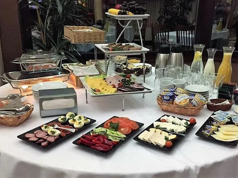 Buffet breakfast in Hotel Jaśmin
