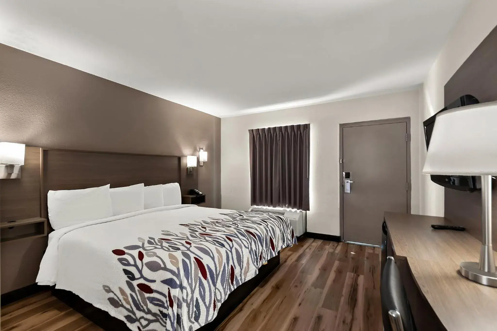 Standard King Room Second Floor Non-Smoking in Red Roof Inn Winchester, VA Standard King Room Second Floor Non-Smoking in Red Roof Inn Winchester, VA