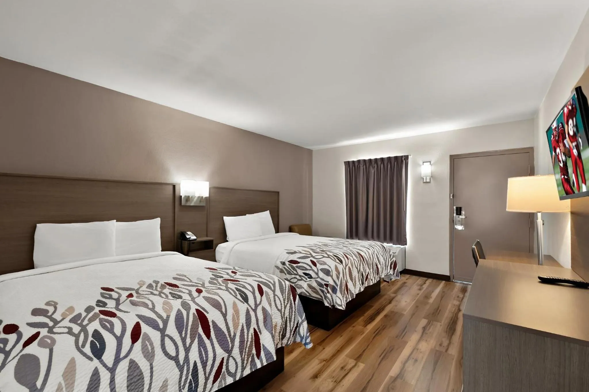 Photo of the whole room, Bed in Red Roof Inn Winchester, VA