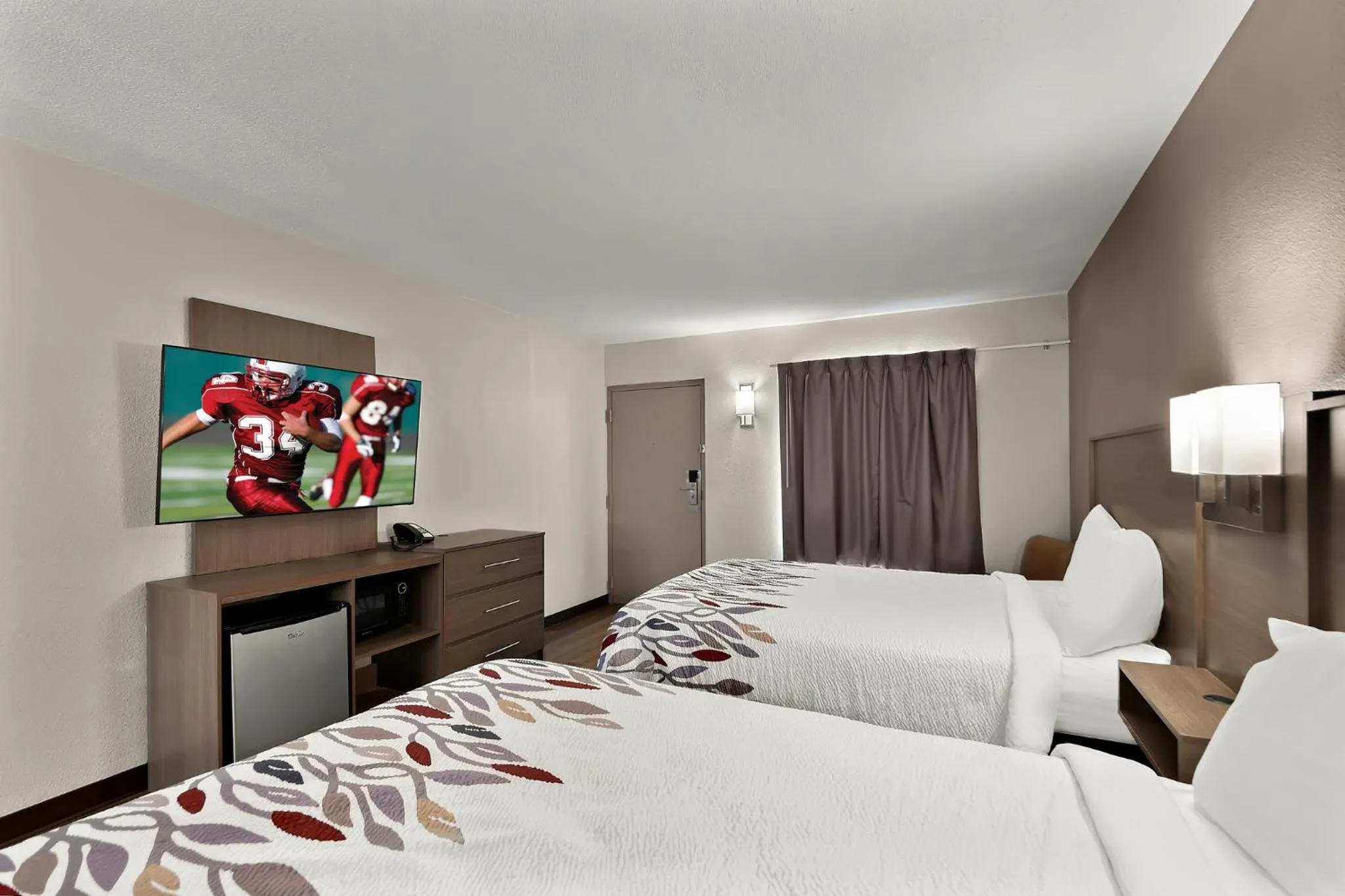 Photo of the whole room, Bed in Red Roof Inn Winchester, VA