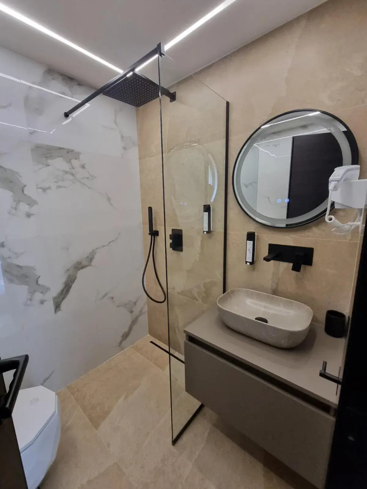 Twin Room with Balcony in Family Hotel Edia-Sandanski Twin Room with Balcony in Family Hotel Edia-Sandanski