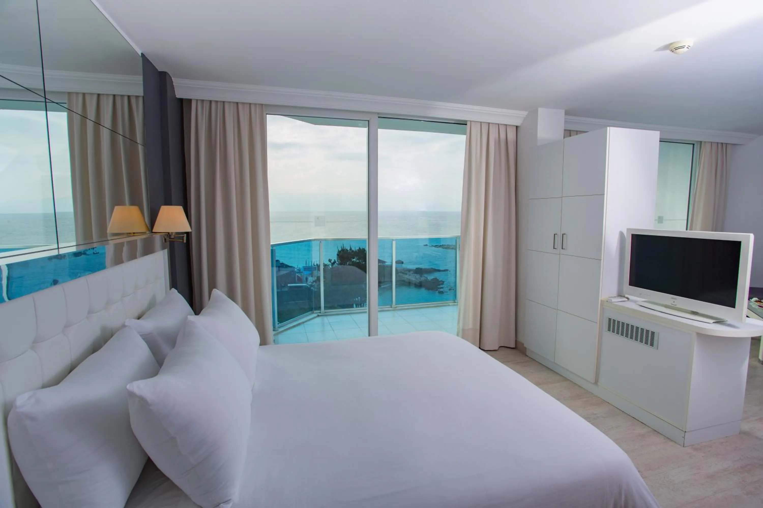 Photo of the whole room in Le Bleu Hotel & Resort Kusadasi