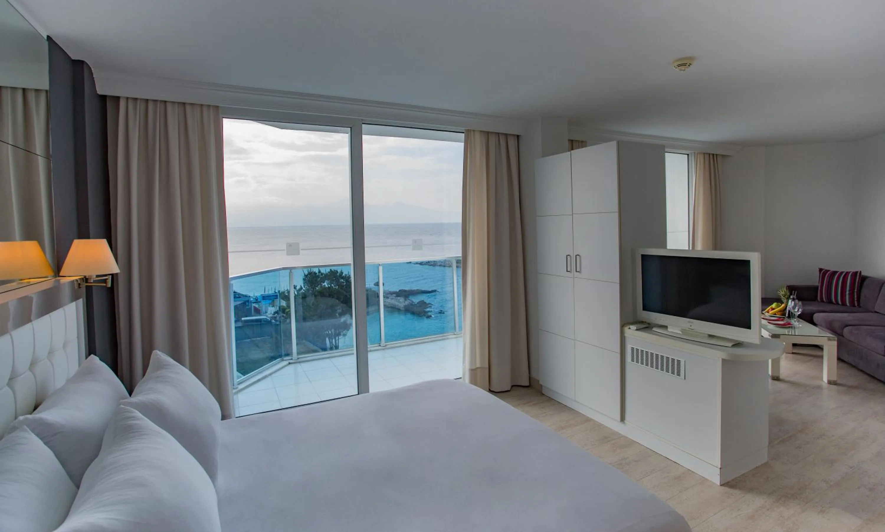 Communal lounge/ TV room in Le Bleu Hotel & Resort Kusadasi