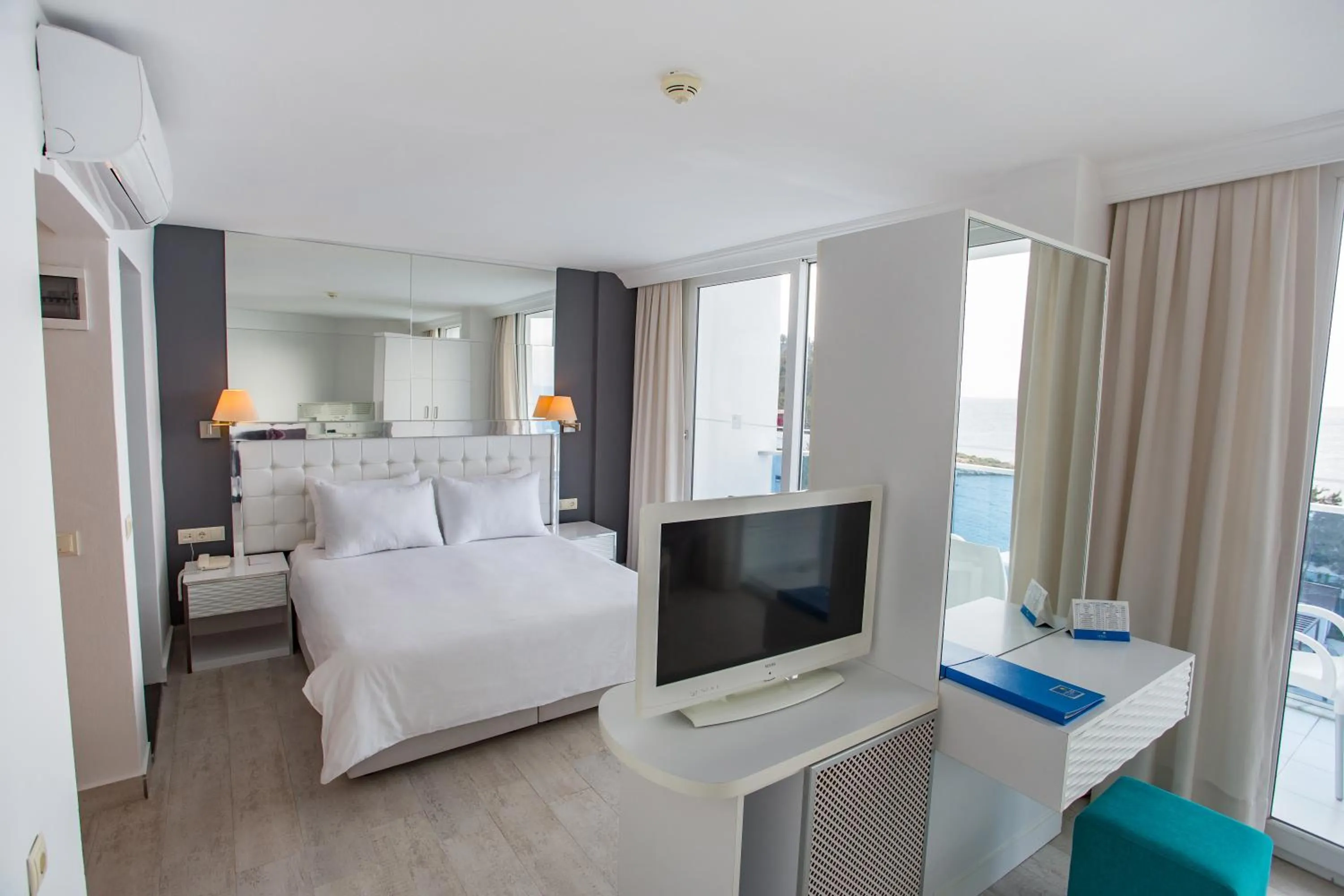 Communal lounge/ TV room in Le Bleu Hotel & Resort Kusadasi