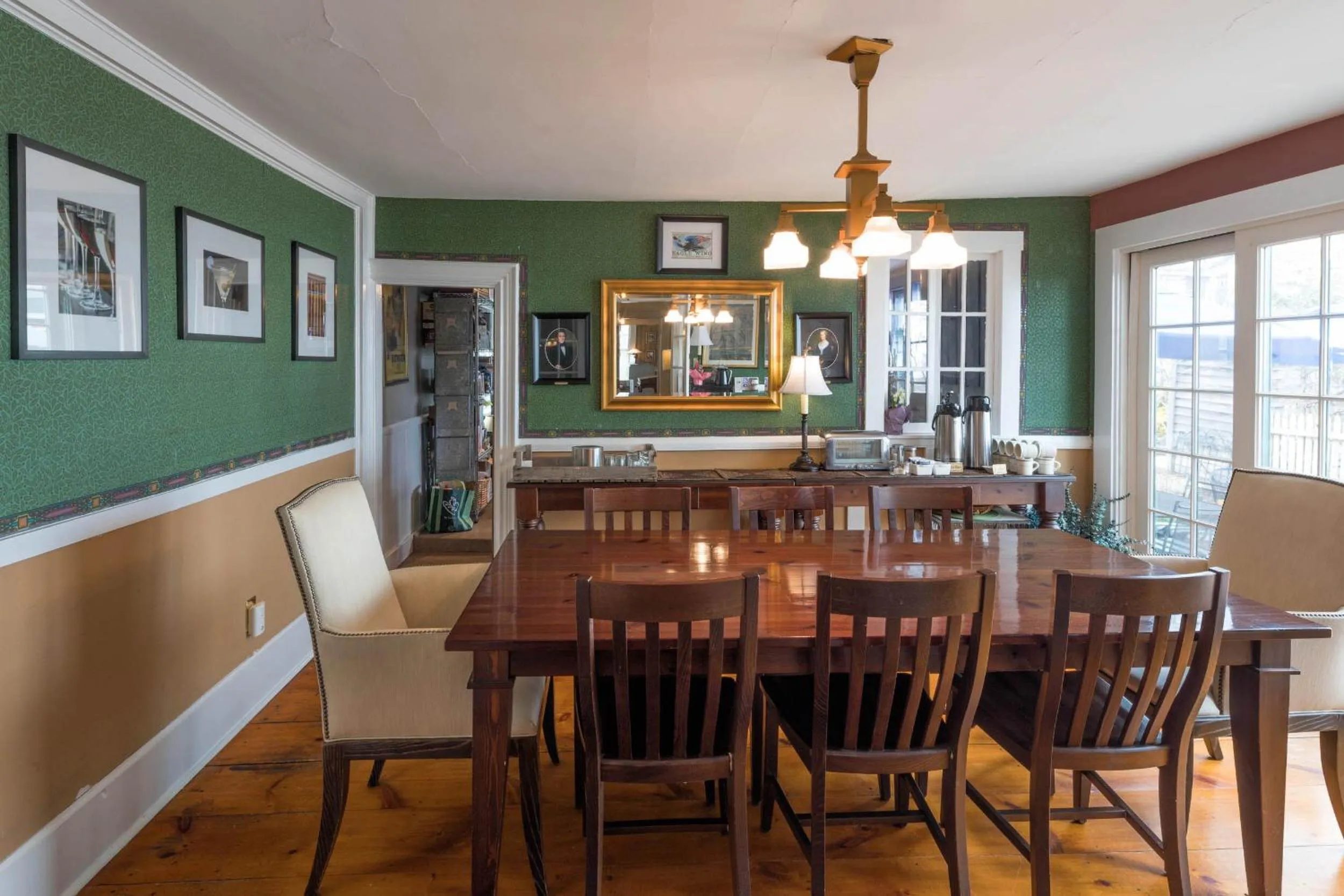 Dining area in Snug Cottage