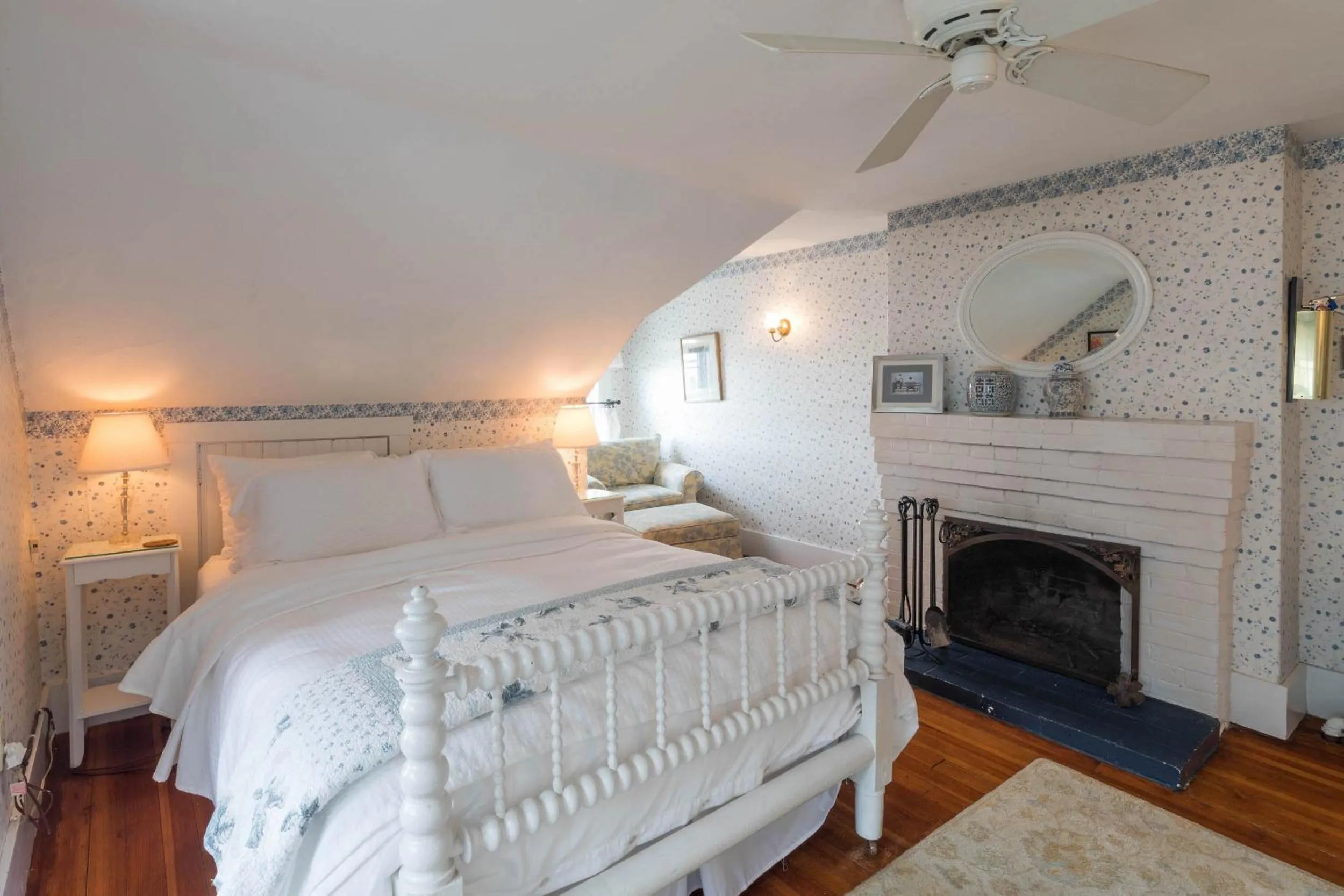 Bedroom, Bed in Snug Cottage