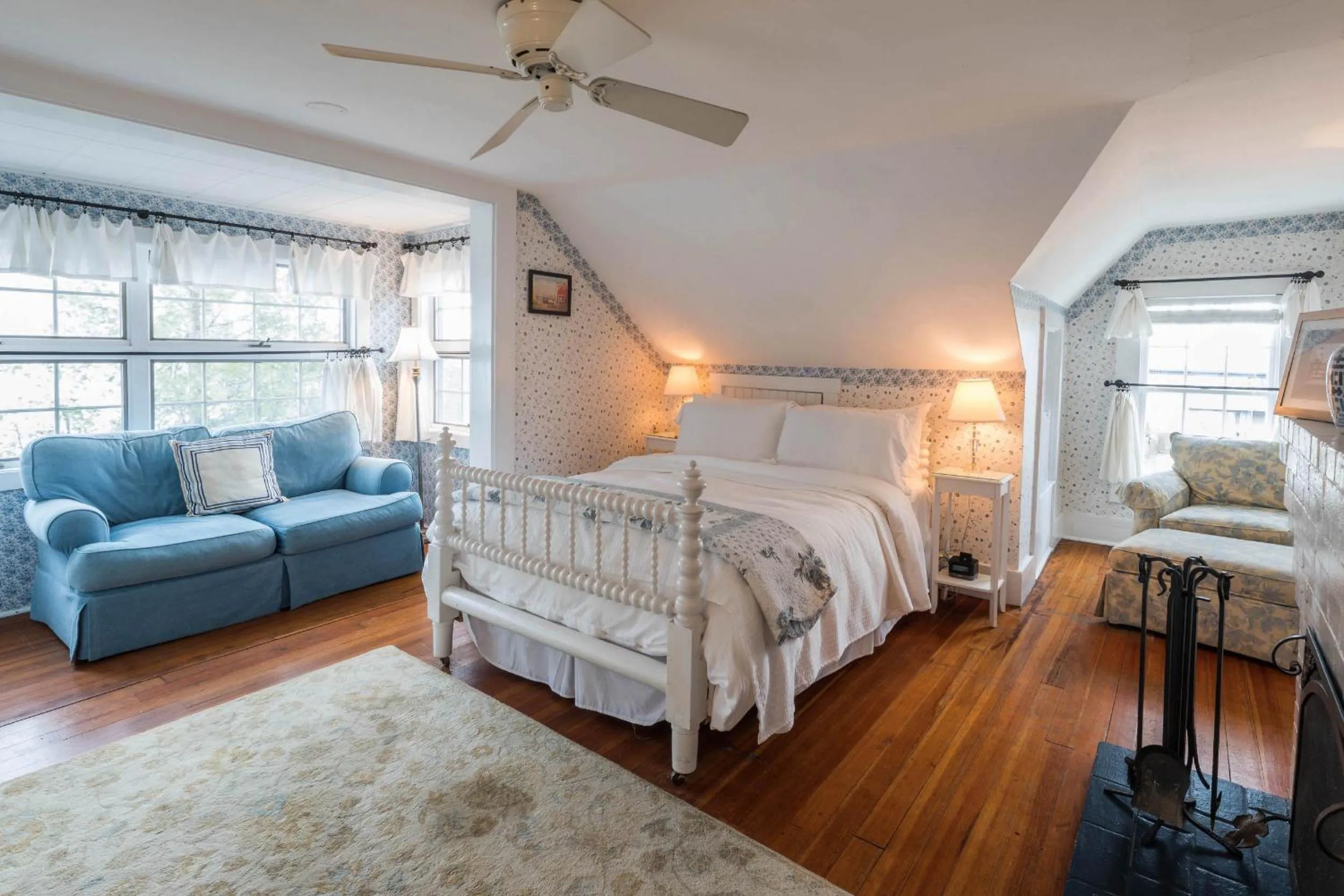 Bedroom, Bed in Snug Cottage