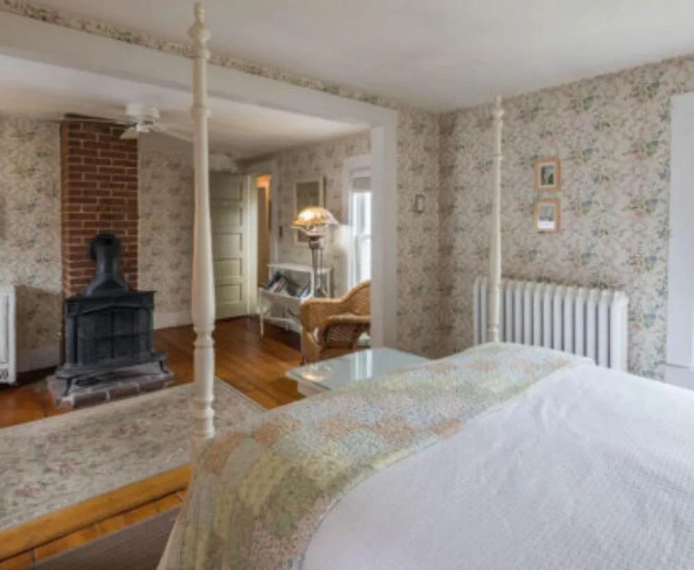 Bedroom, Bed in Snug Cottage