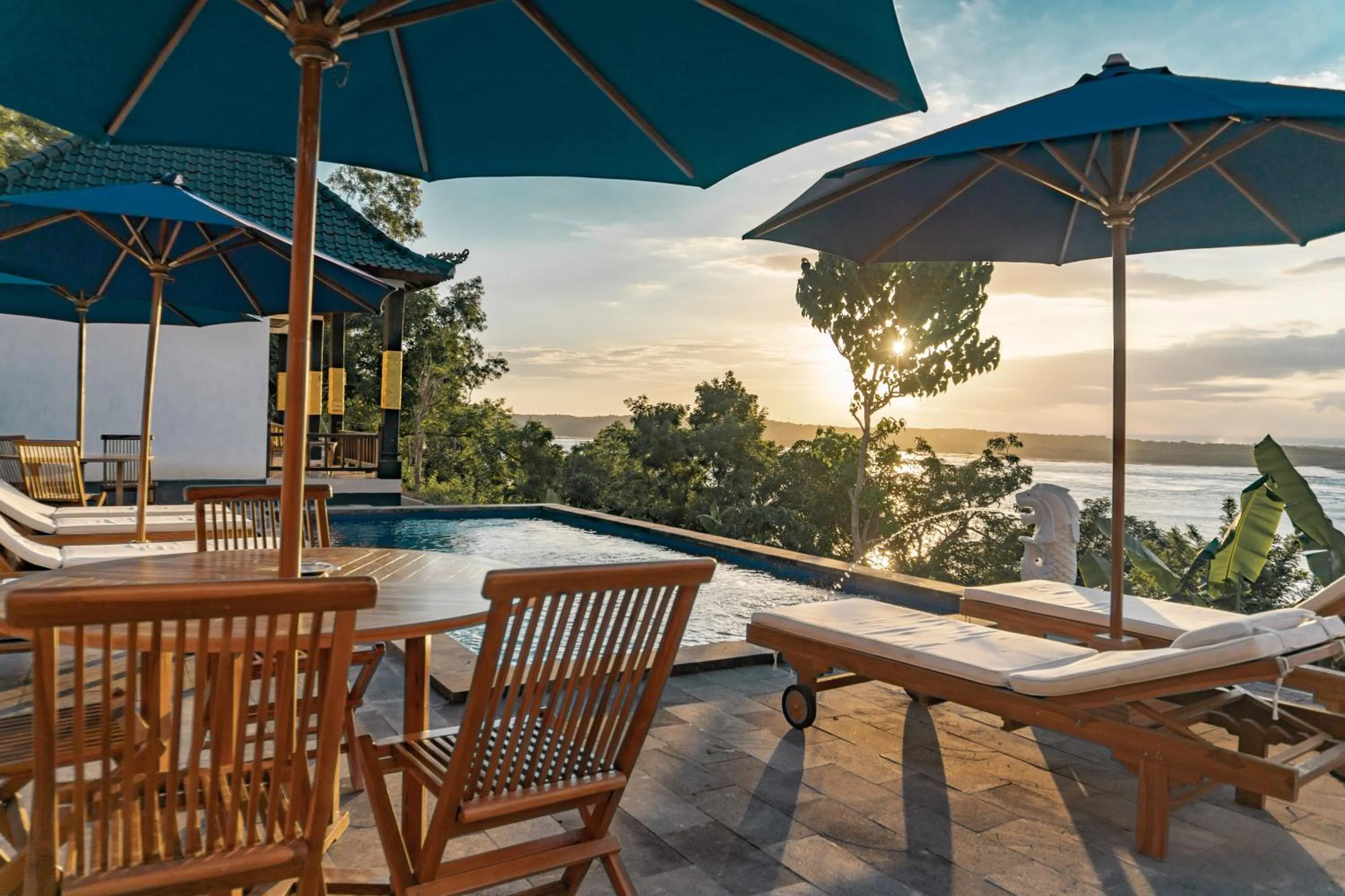 Swimming pool in Prasi Sunset Bungalows