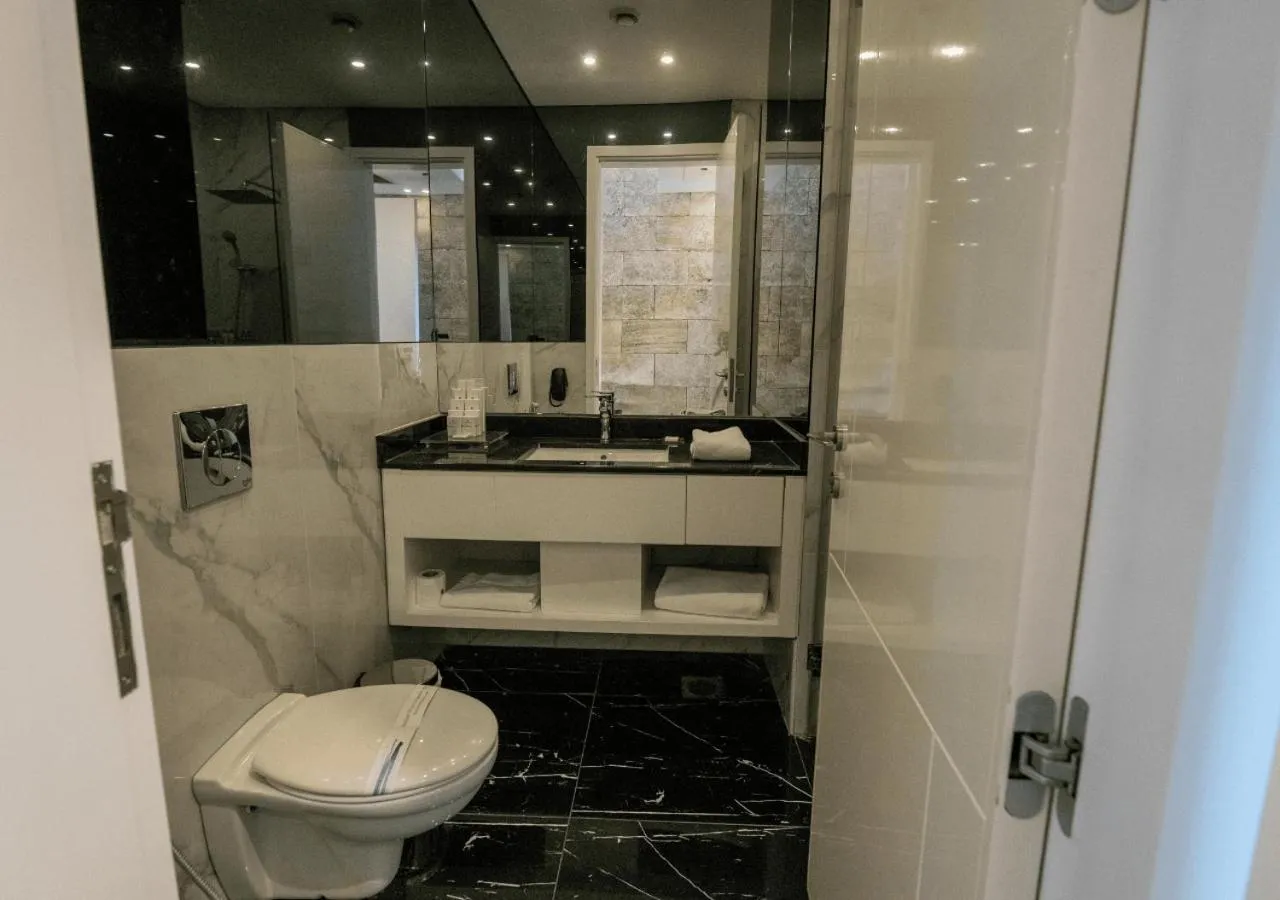 Shower in Lancaster Eden Bay