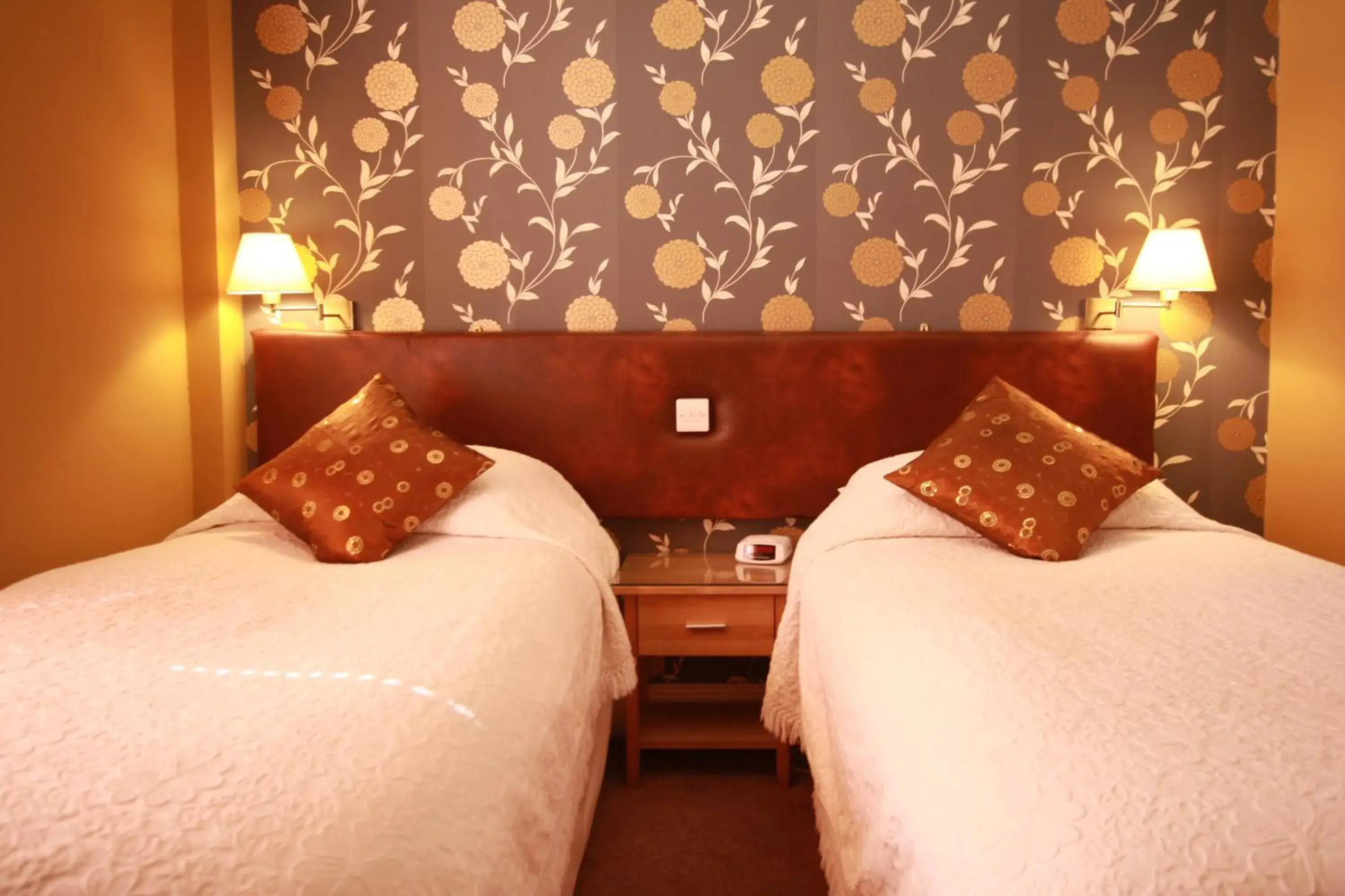 Large Twin Room - First Floor - Room 6 in Brentwood Guest House Large Twin Room - First Floor - Room 6 in Brentwood Guest House