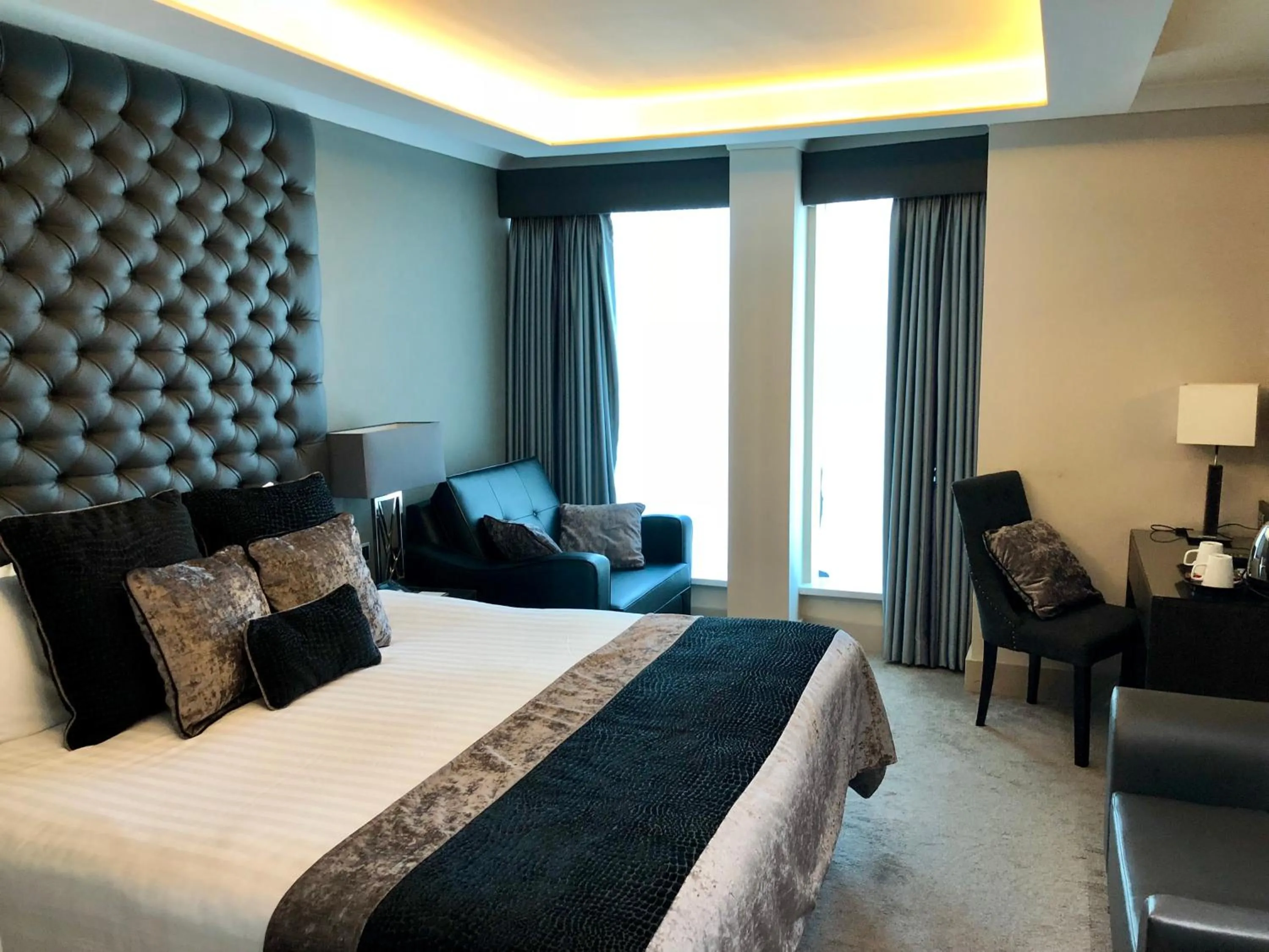 Photo of the whole room, Bed in The Continental Hotel, Heathrow