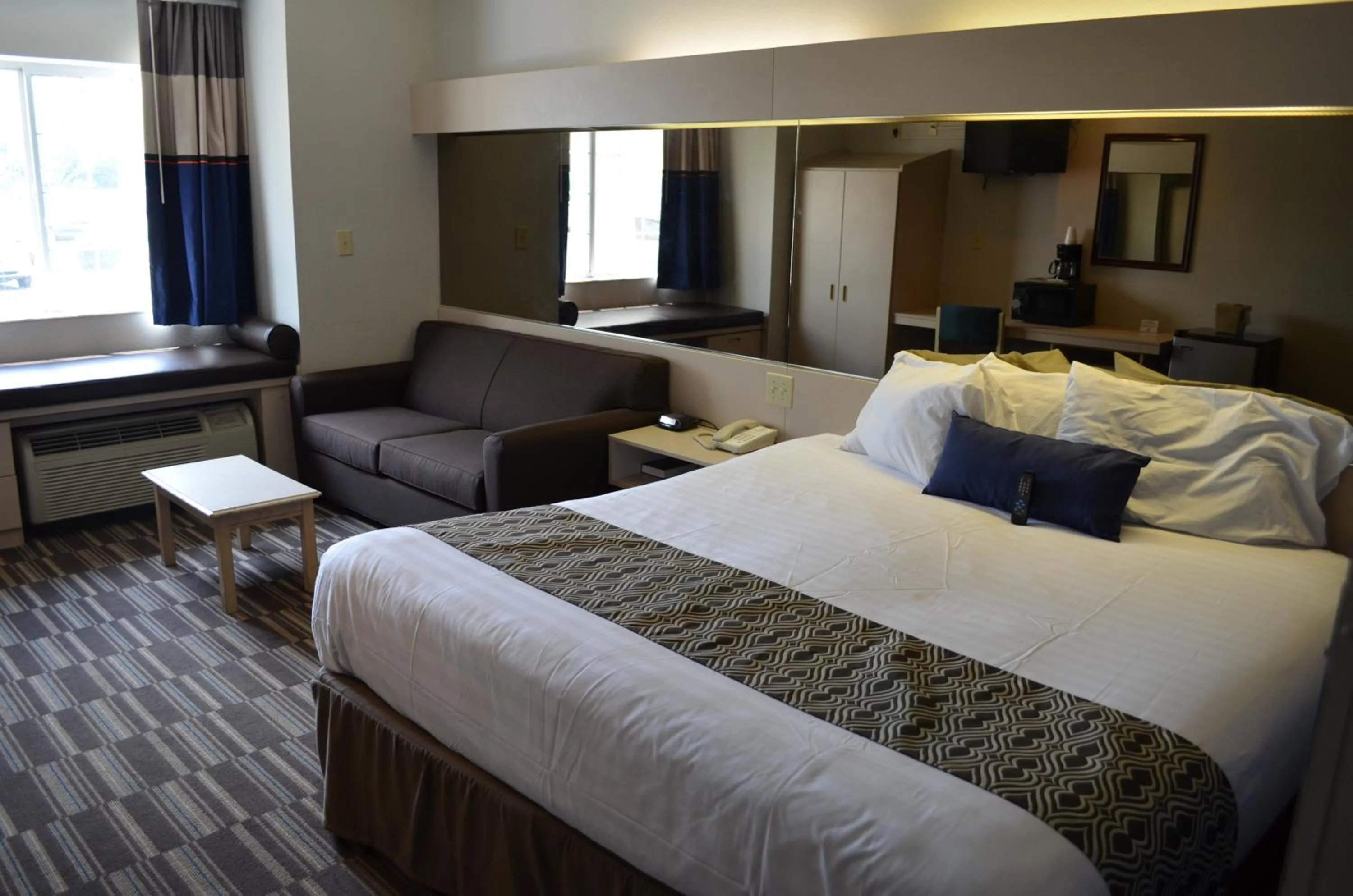 Bedroom, Bed in Stay Express inn and Suites Atlanta Union City