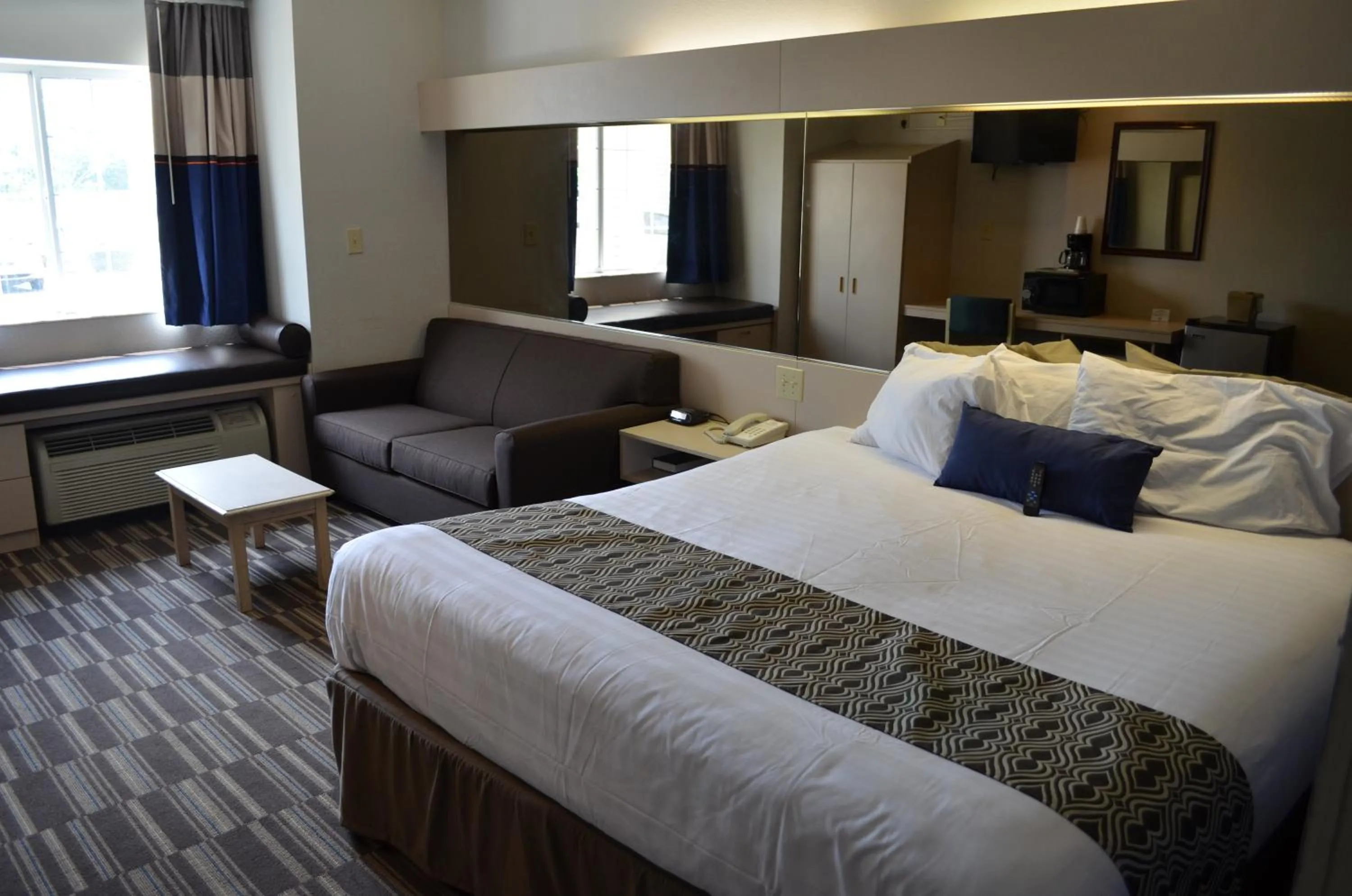 Seating area, Bed in Stay Express inn and Suites Atlanta Union City