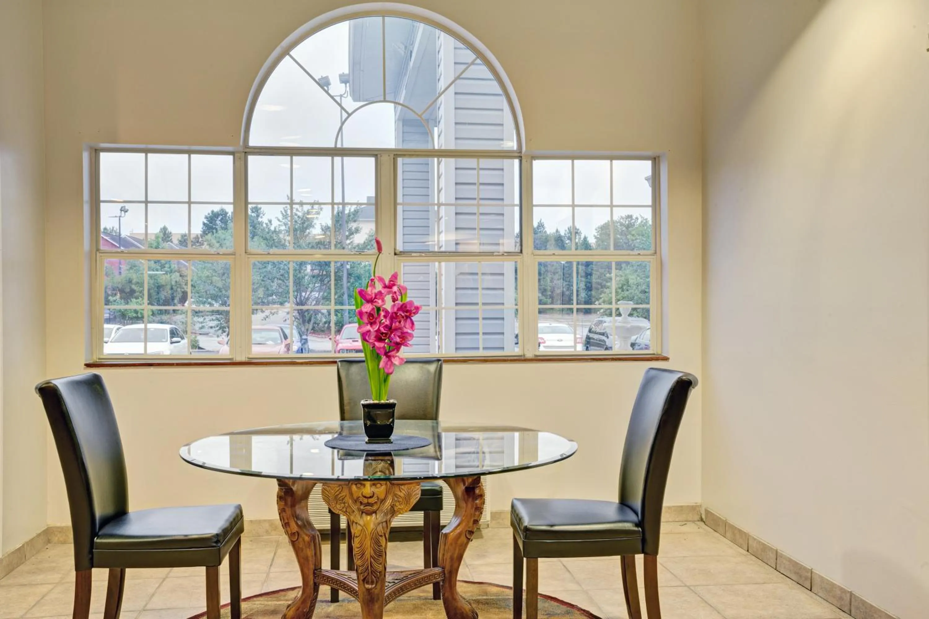 Day in Stay Express inn and Suites Atlanta Union City