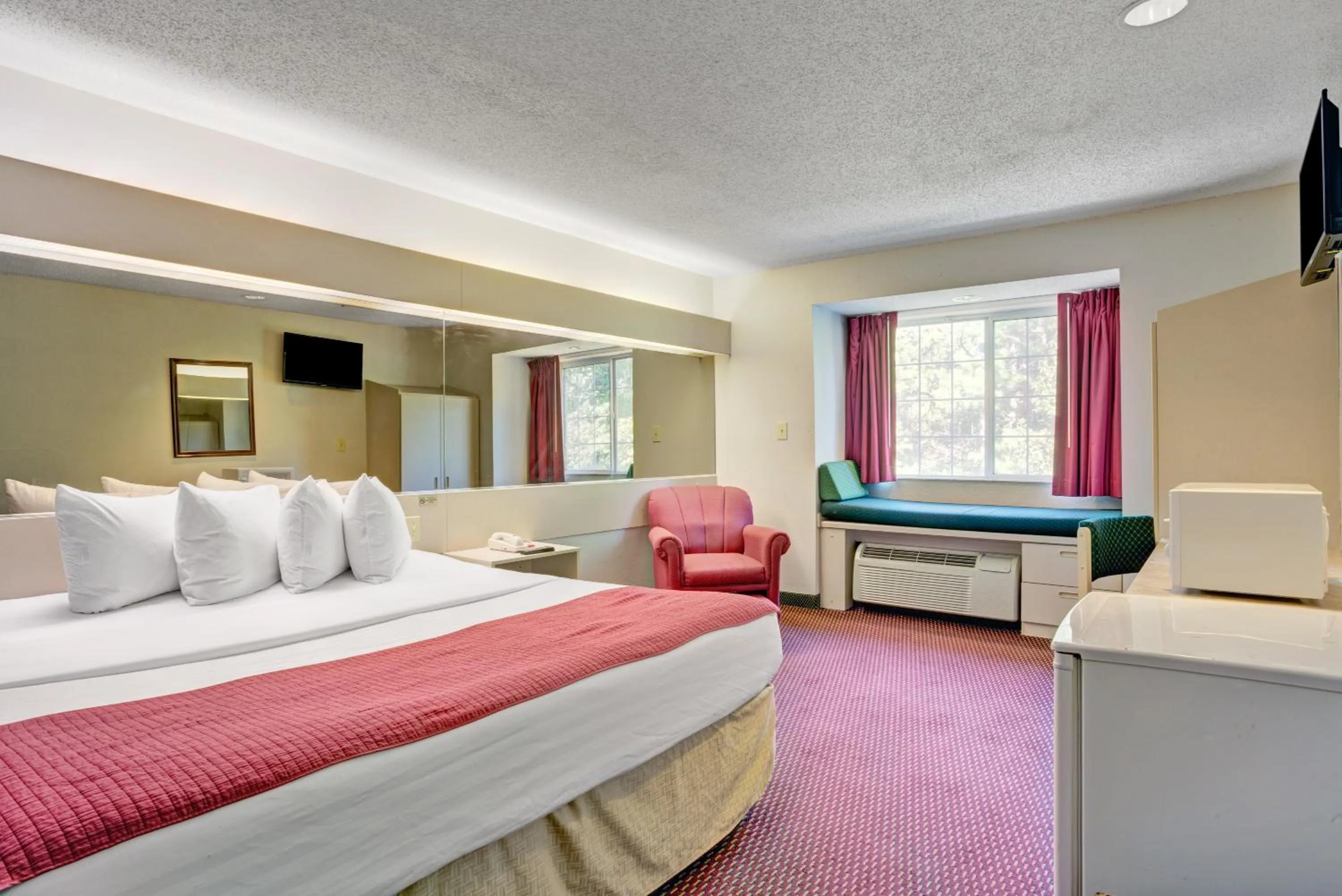 Bedroom, Bed in Stay Express inn and Suites Atlanta Union City