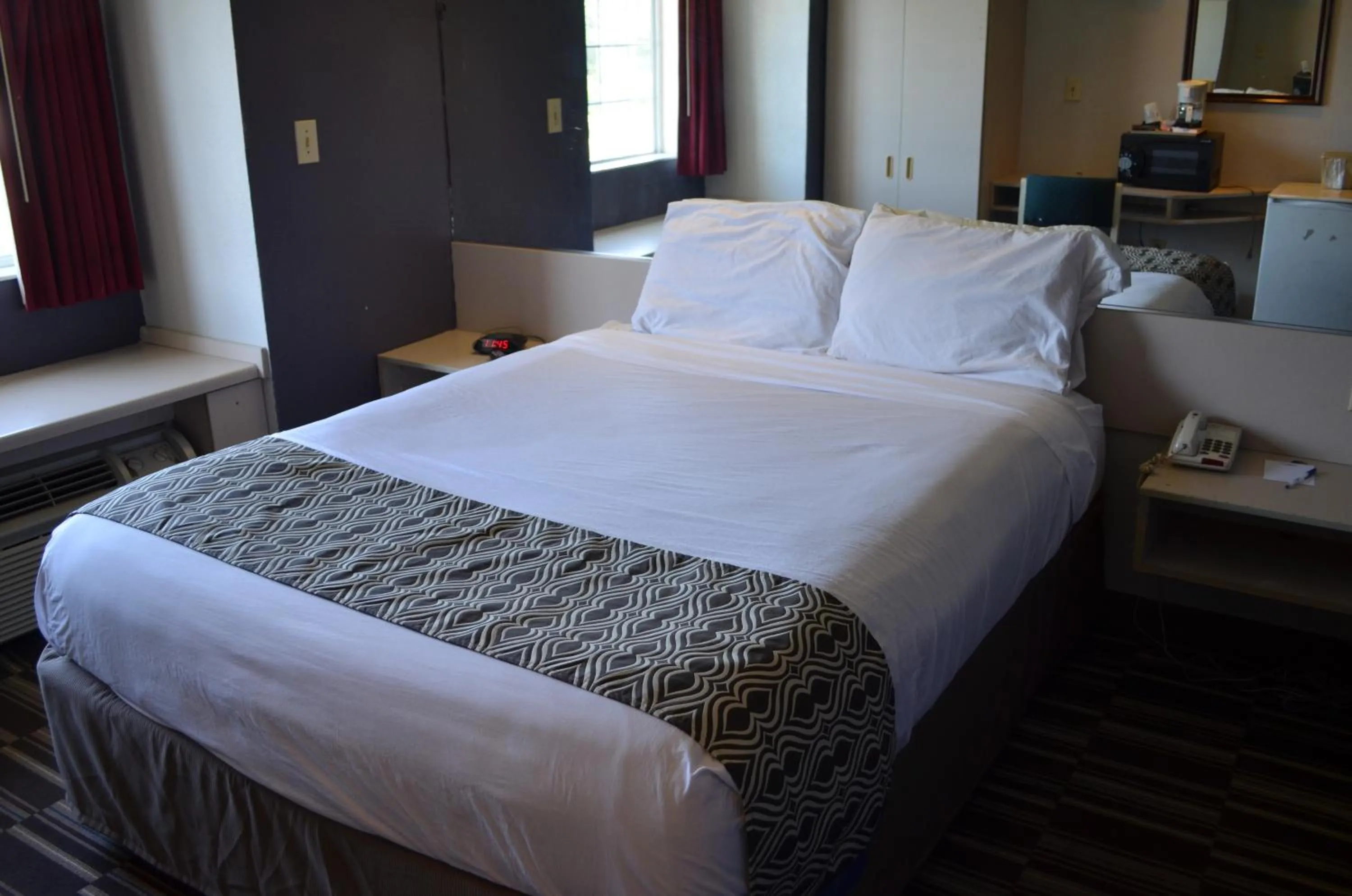 Bed in Stay Express inn and Suites Atlanta Union City