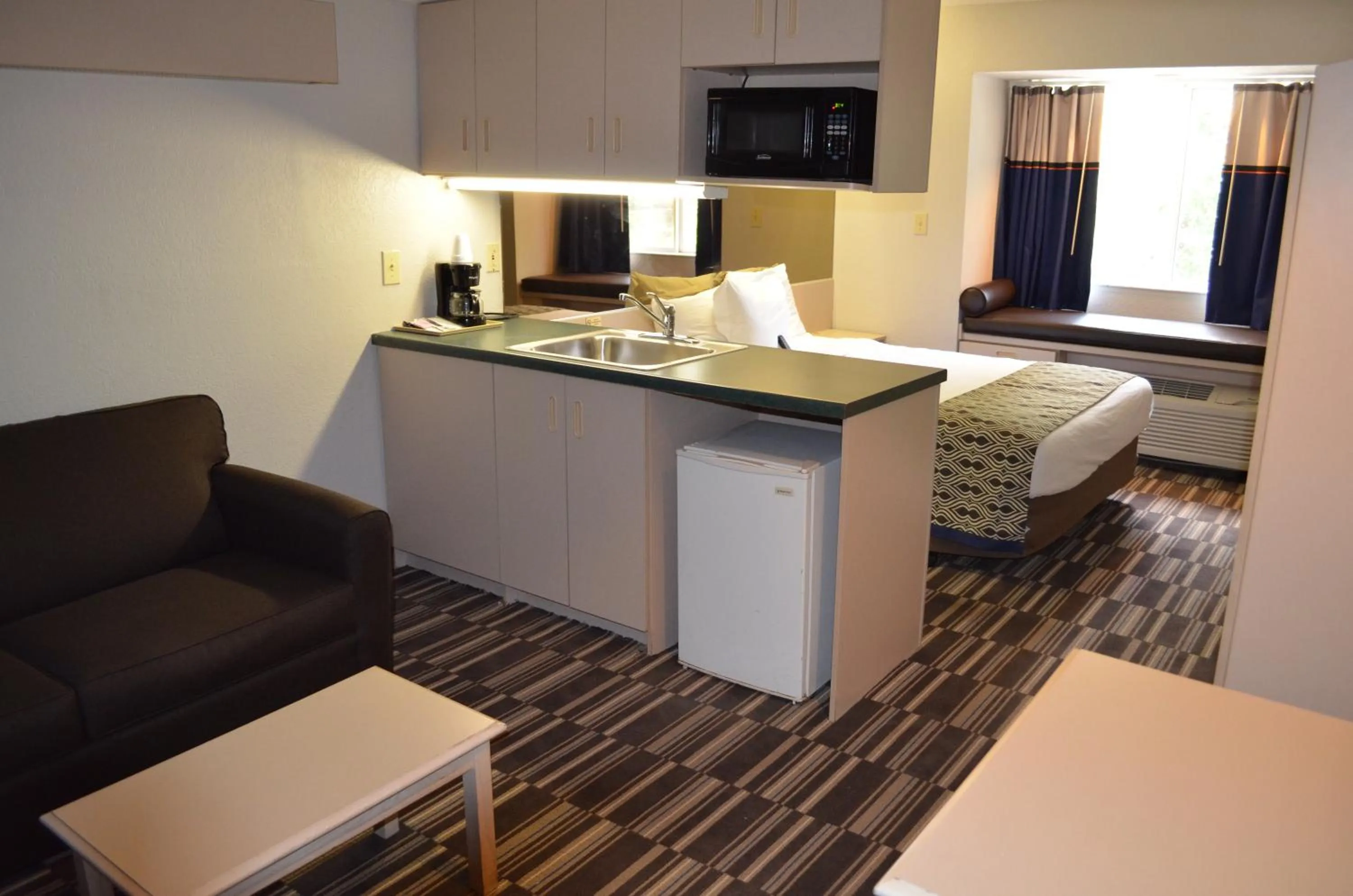 Kitchen or kitchenette, Bed in Stay Express inn and Suites Atlanta Union City