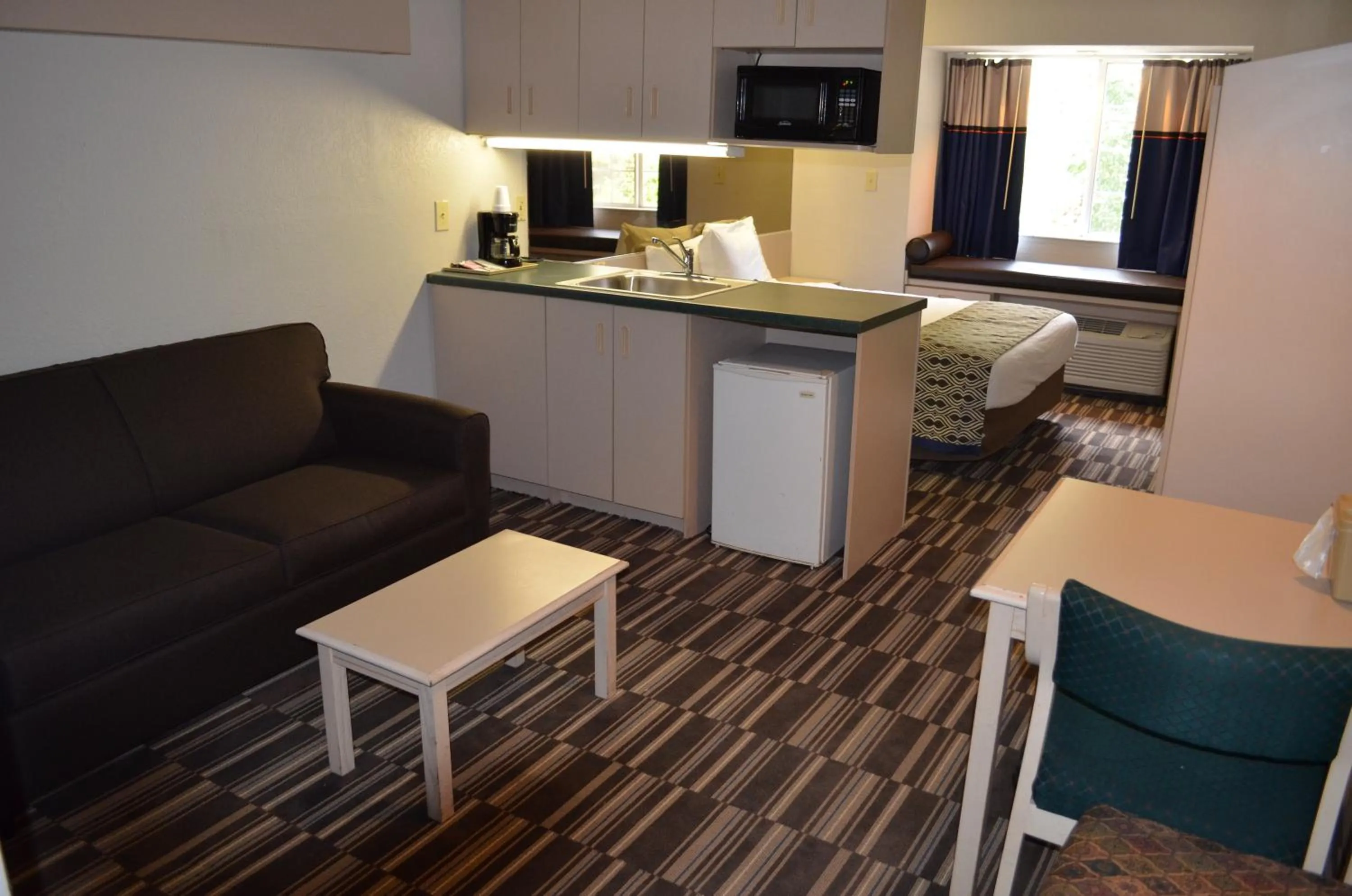 Kitchen or kitchenette in Stay Express inn and Suites Atlanta Union City
