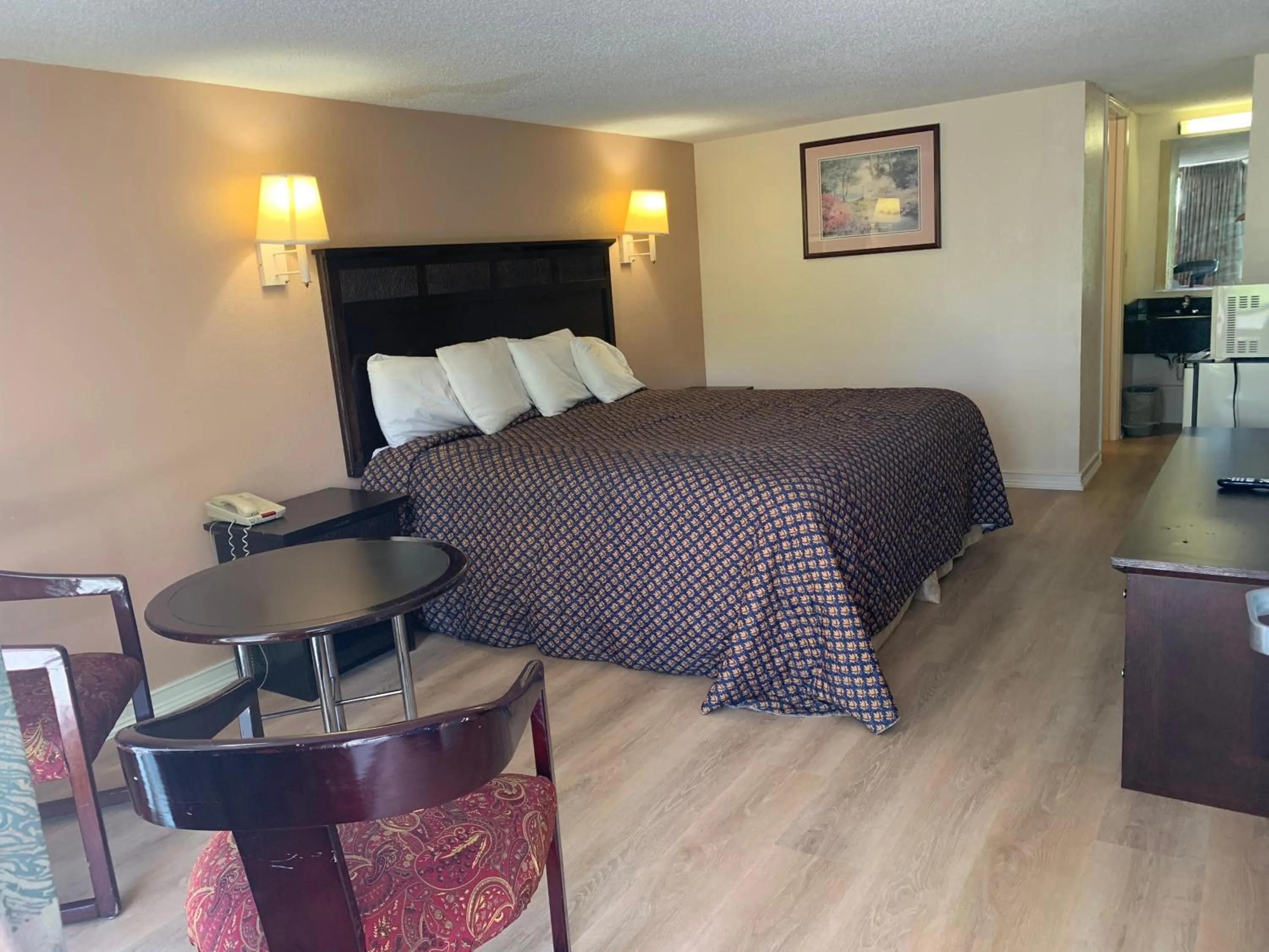 Bed in Tollway Inn Beloit