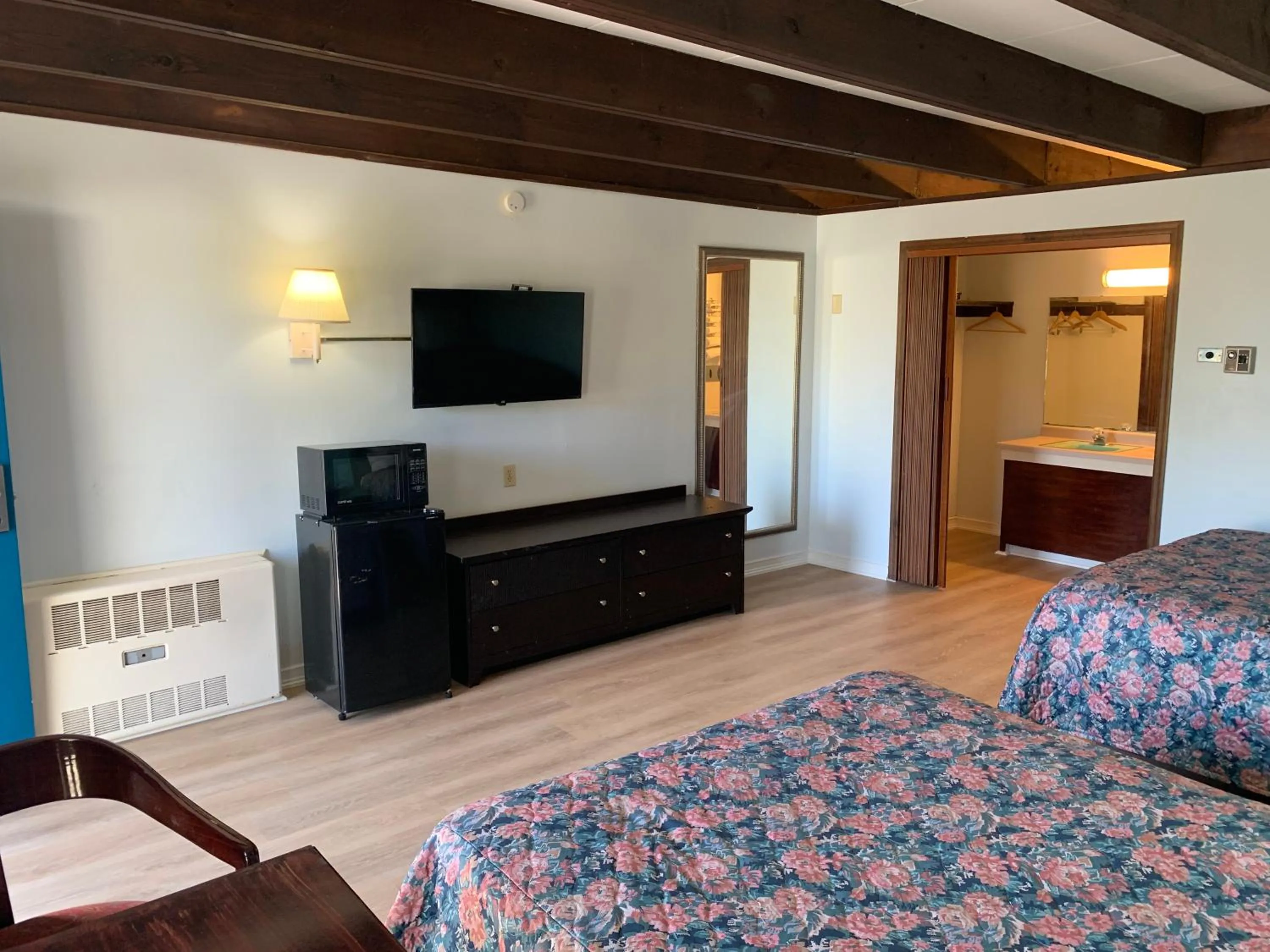 Photo of the whole room, Bed in Tollway Inn Beloit