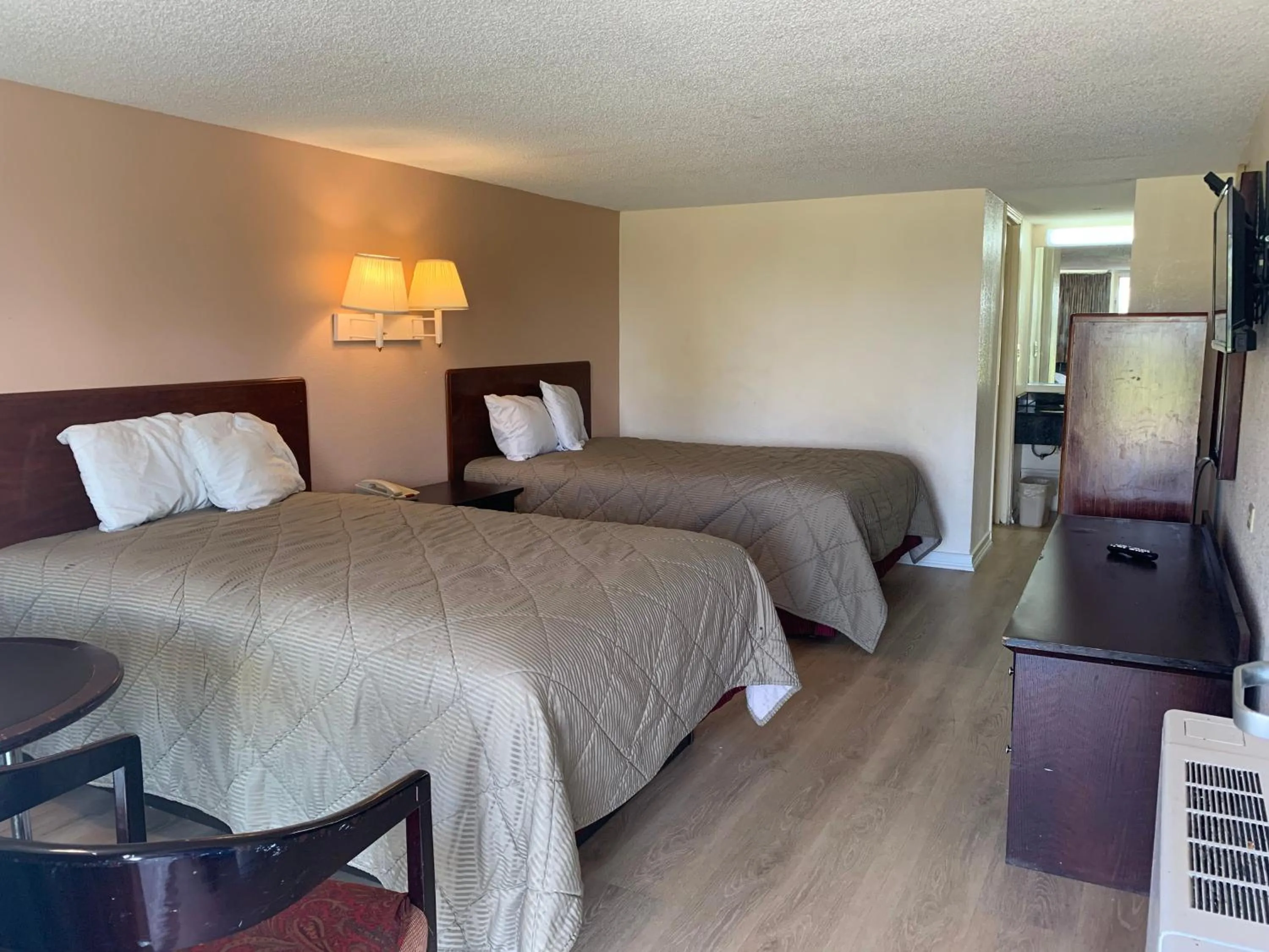 Bed in Tollway Inn Beloit