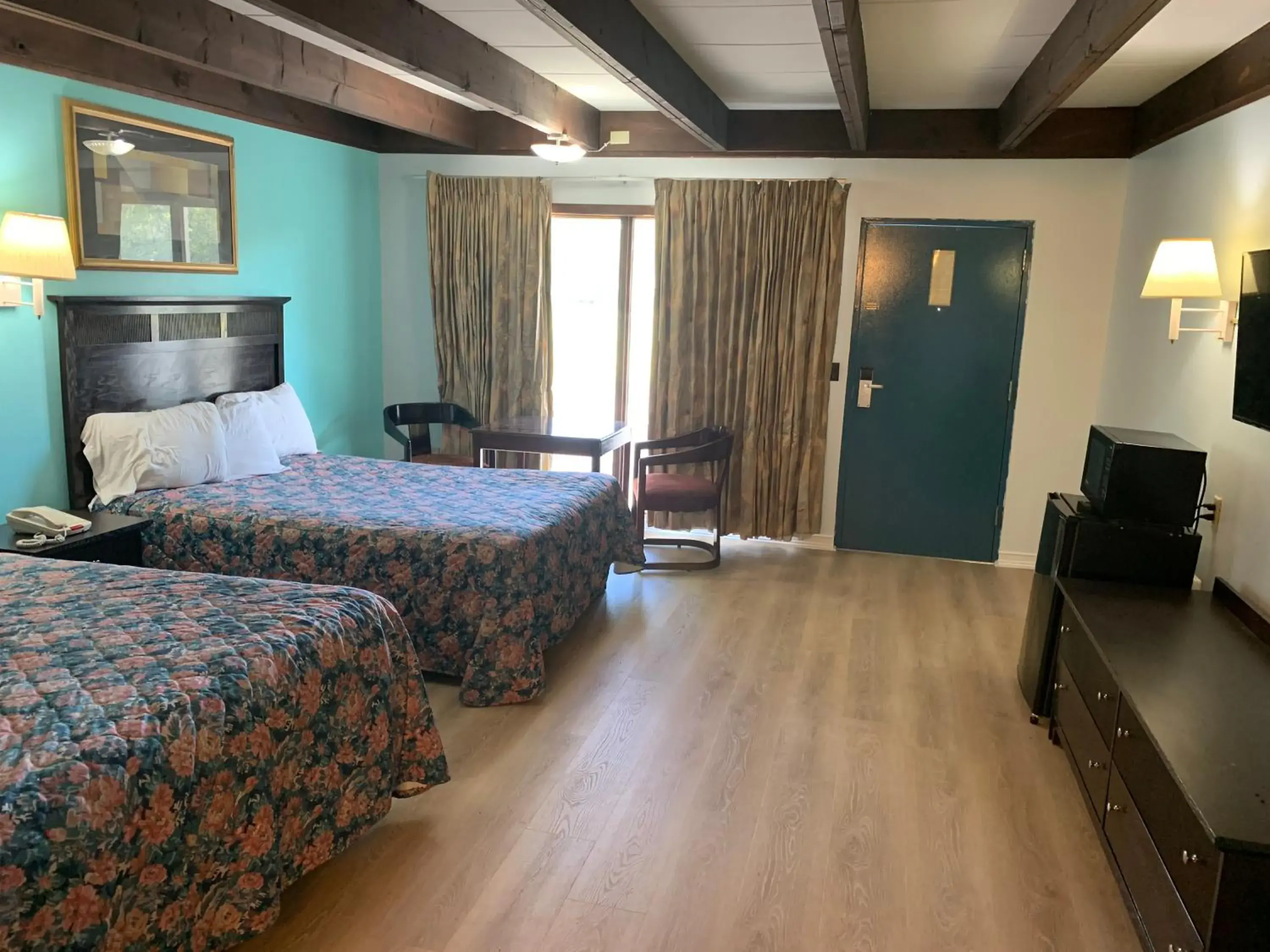 Queen Room with Two Queen Beds - Non-Smoking in Tollway Inn Beloit Queen Room with Two Queen Beds - Non-Smoking in Tollway Inn Beloit