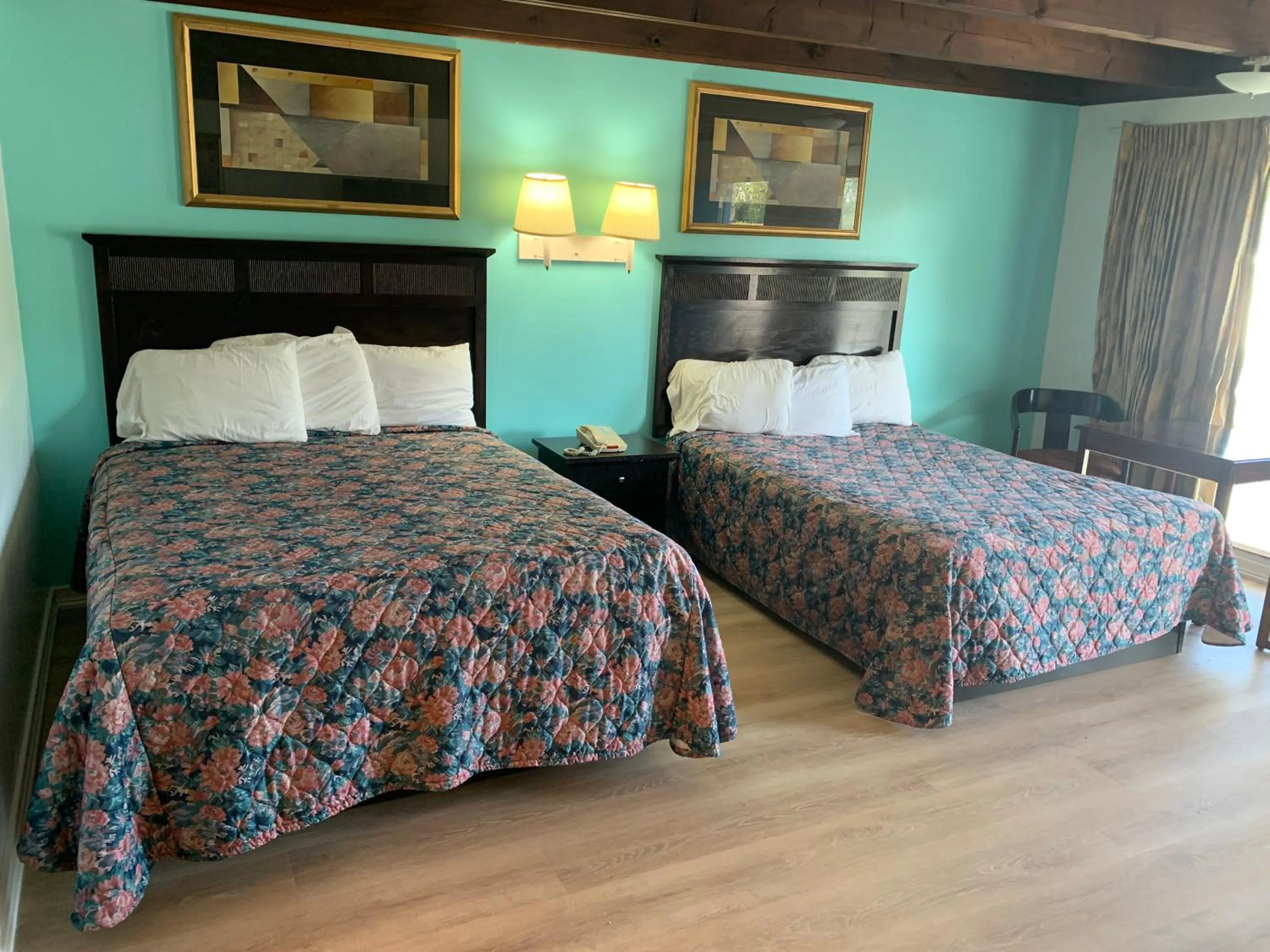 Bed in Tollway Inn Beloit