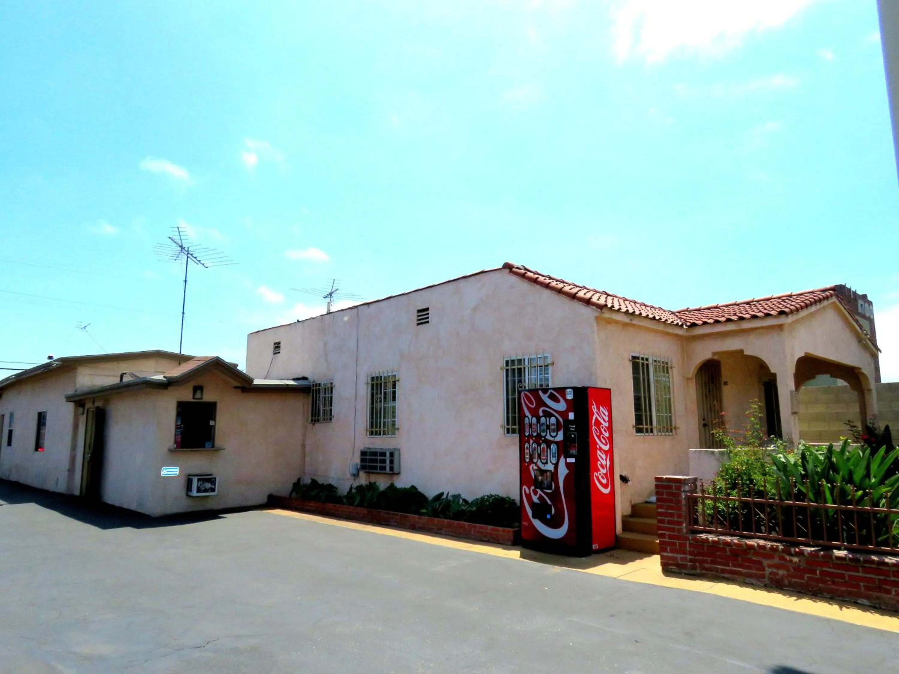 Facade/entrance in La Bonita Inn Motel