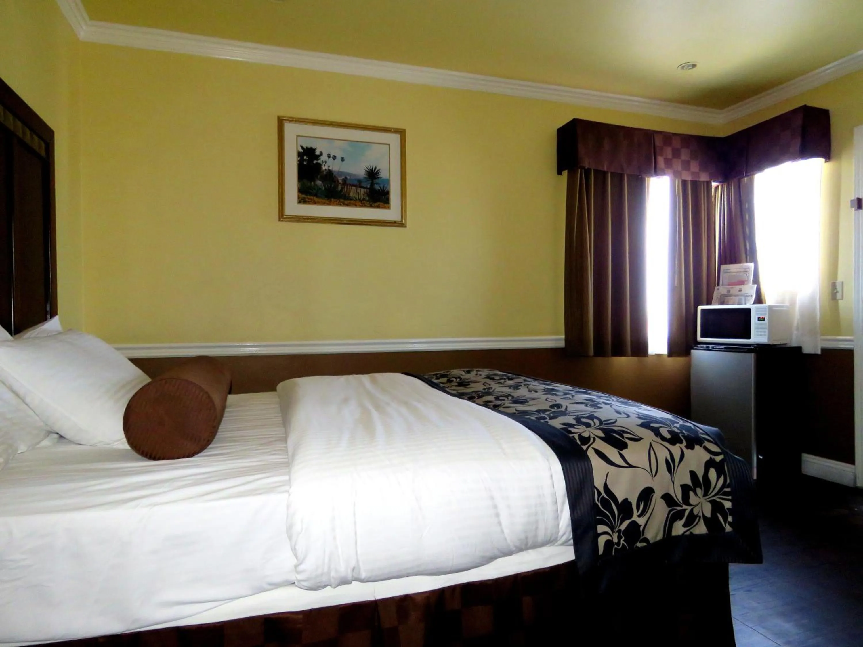 Photo of the whole room, Bed in La Bonita Inn Motel