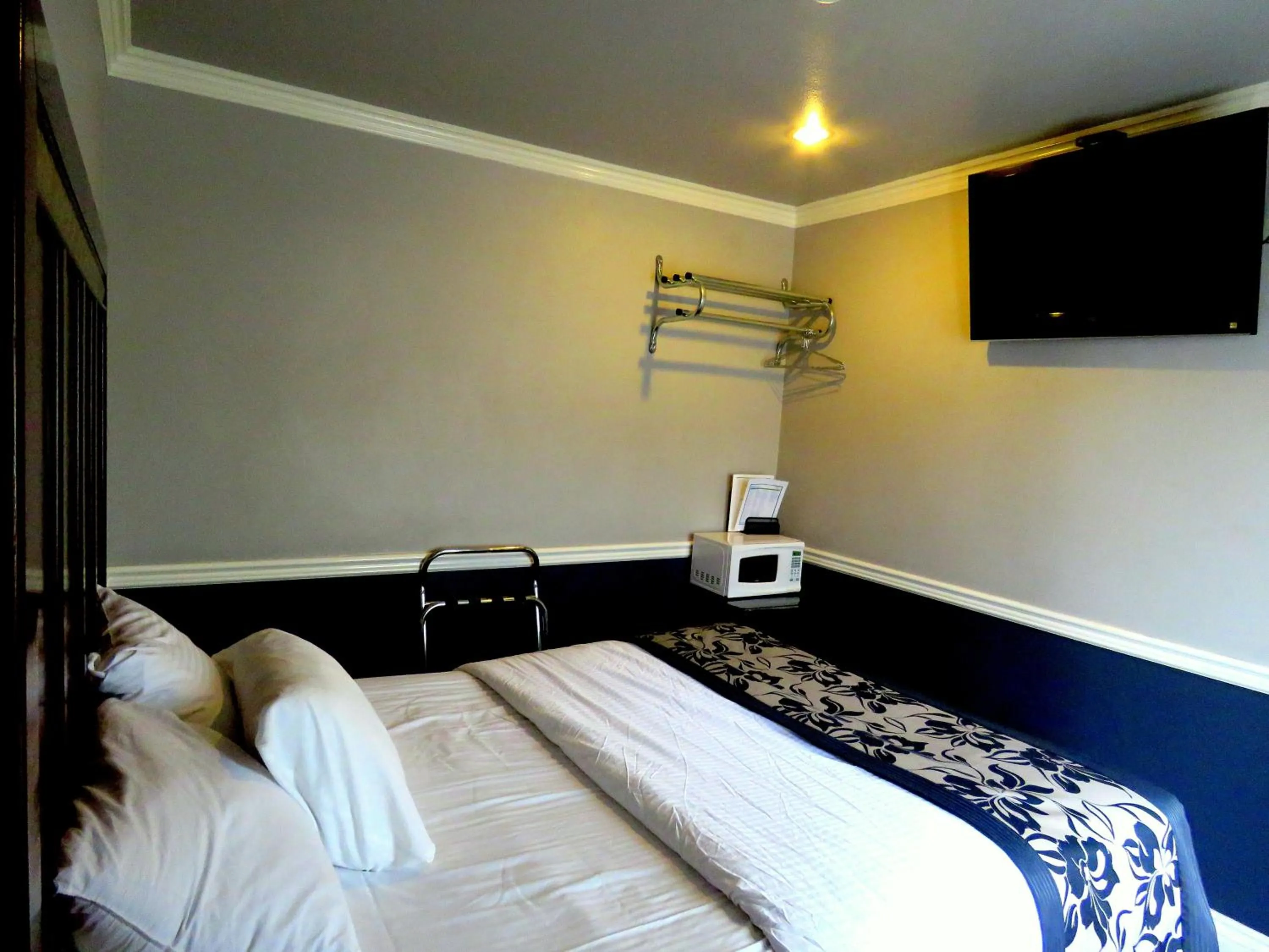 Photo of the whole room, Bed in La Bonita Inn Motel